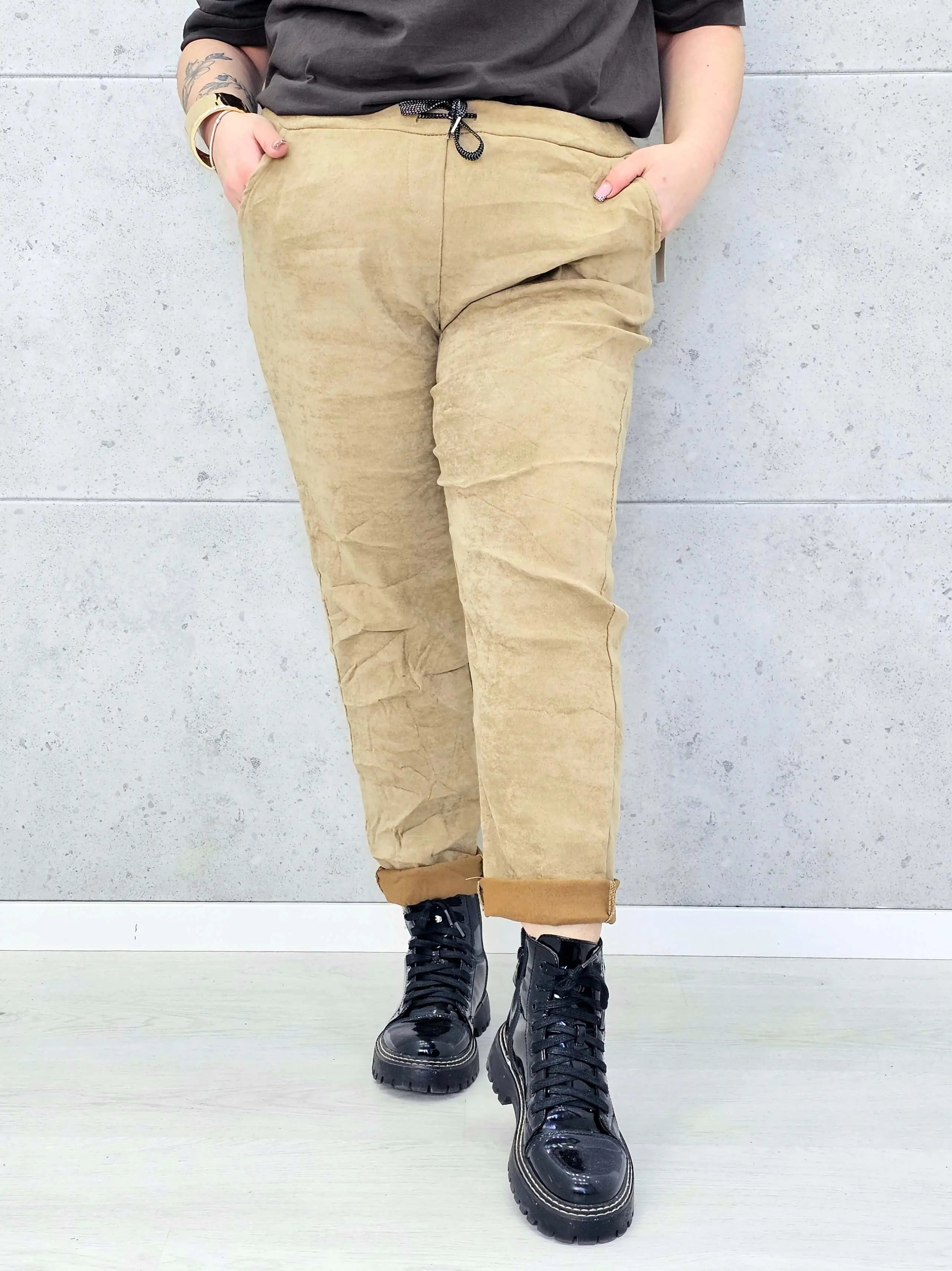 Spodnie plus size – gnieciuchy dla kobiet ceniących wygodę Stylowa XL