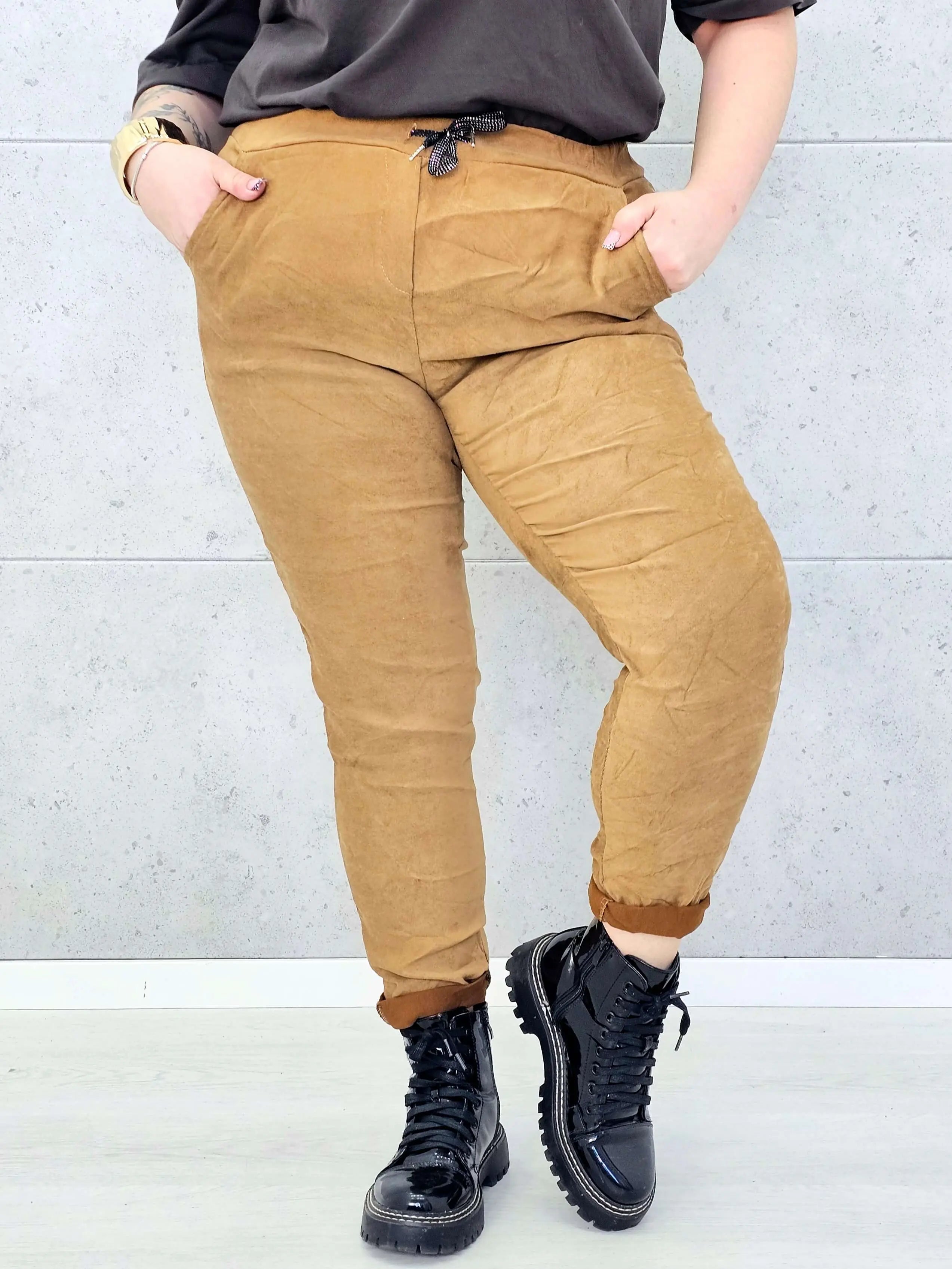 Spodnie plus size – gnieciuchy dla kobiet ceniących wygodę Stylowa XL