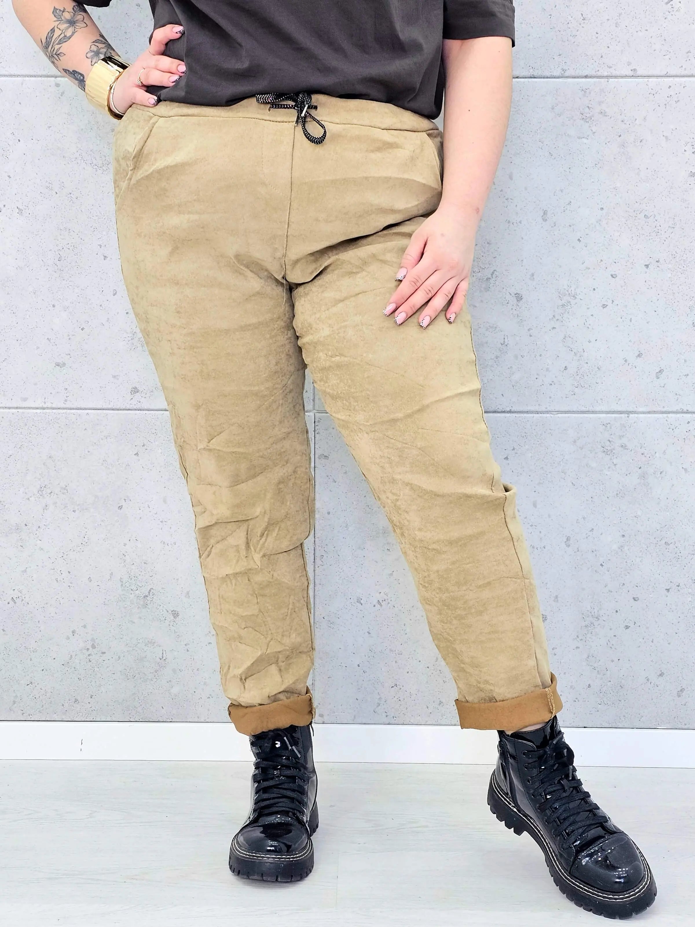 Spodnie plus size – gnieciuchy dla kobiet ceniących wygodę Stylowa XL