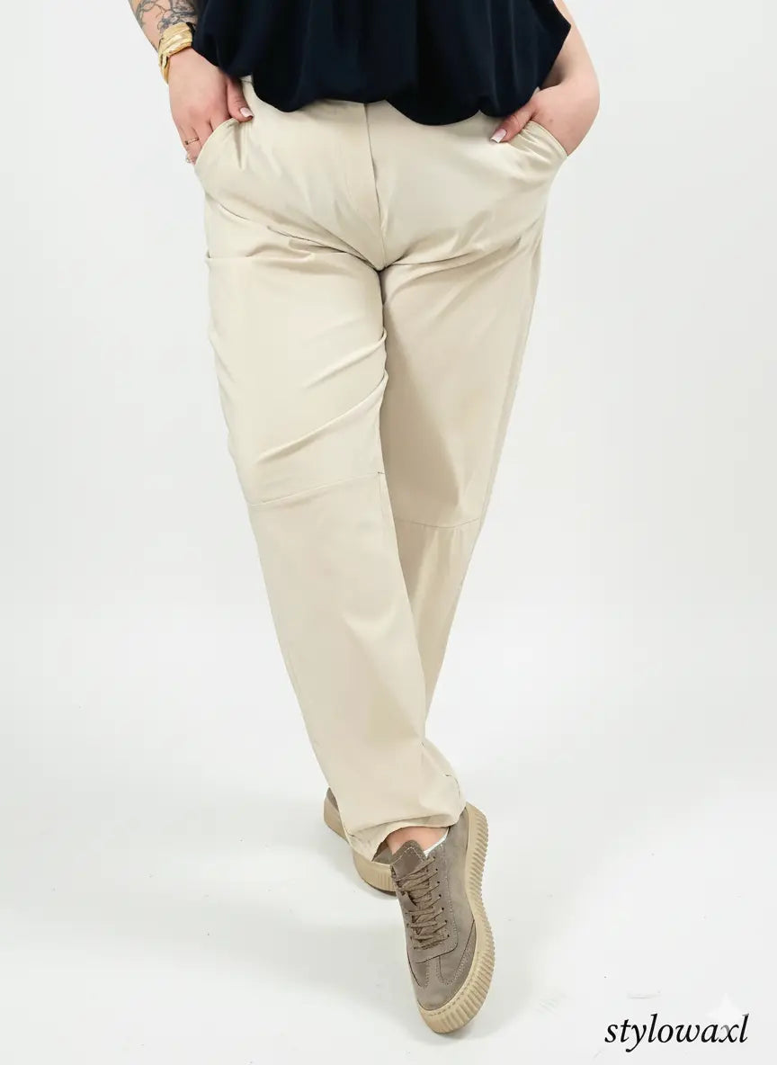 Spodnie plus size – materiałowe spodnie XXL z wysokim stanem. Stylowa XL