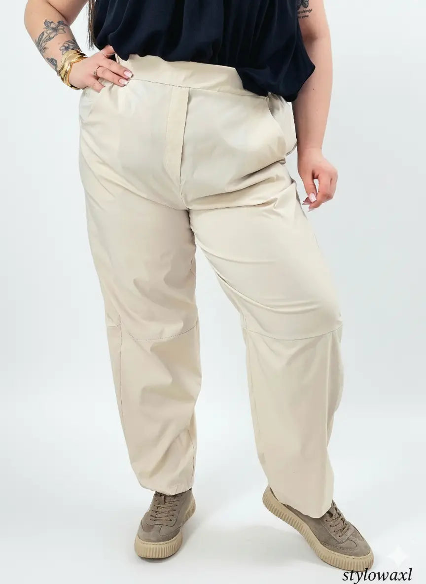 Spodnie plus size – materiałowe spodnie XXL z wysokim stanem. Stylowa XL