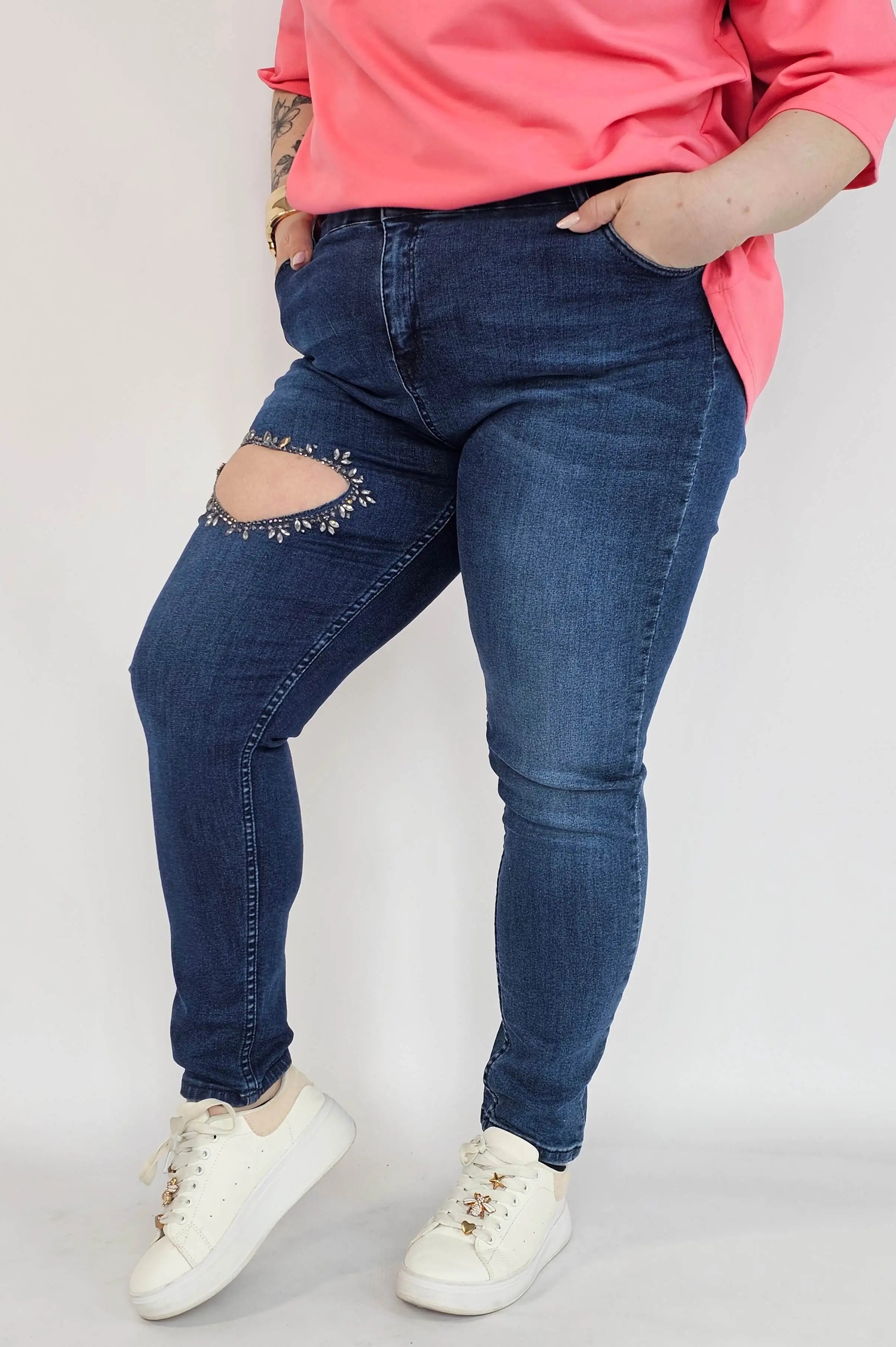 Spodnie plus size jeans – elastyczne jeansy damskie XXL z ozdobnym wycięciem Stylowa XL