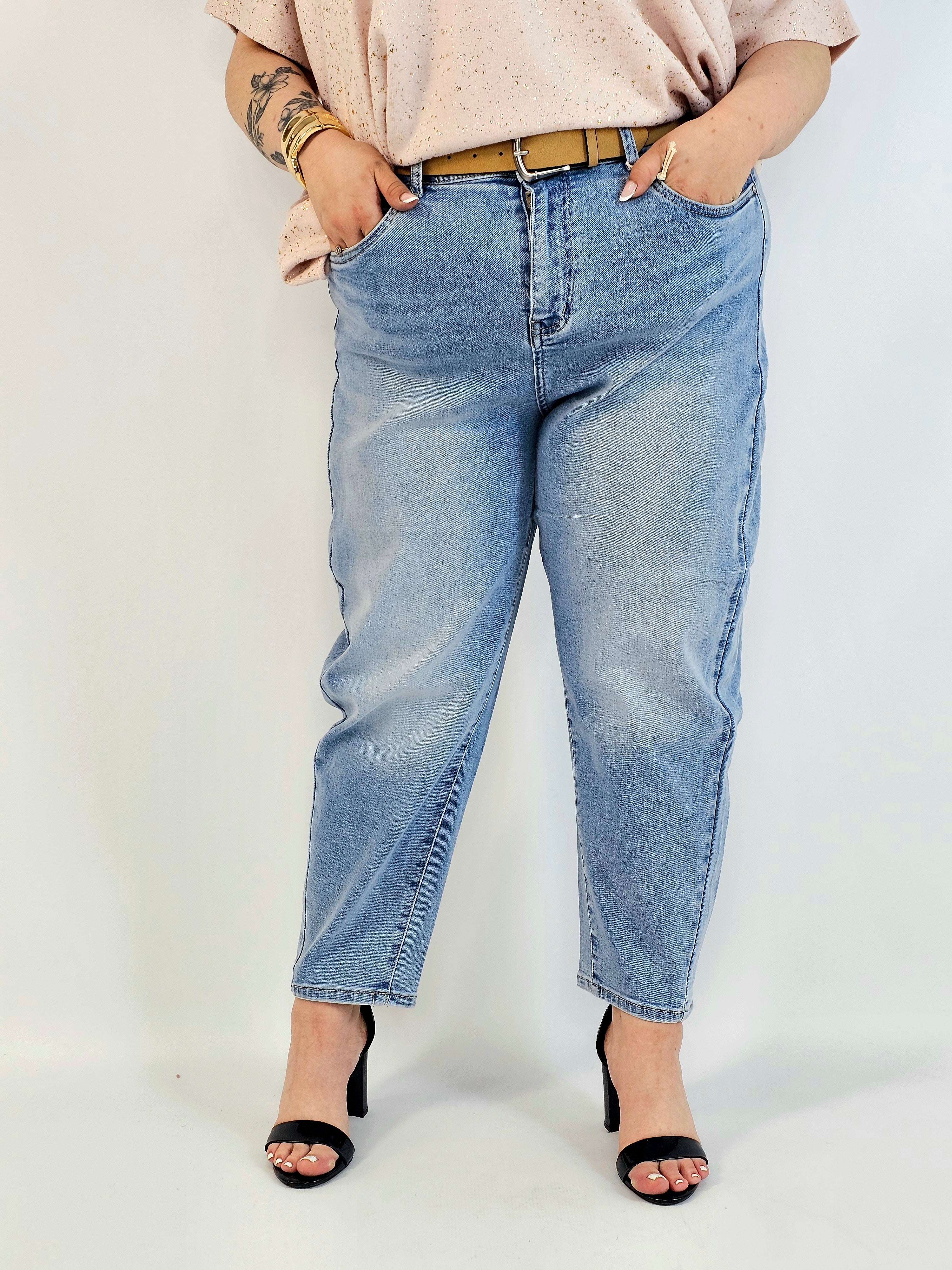 Spodnie plus size jeansy jasny niebieski z wysokim stanem – fason zwężany dołem Stylowa XL