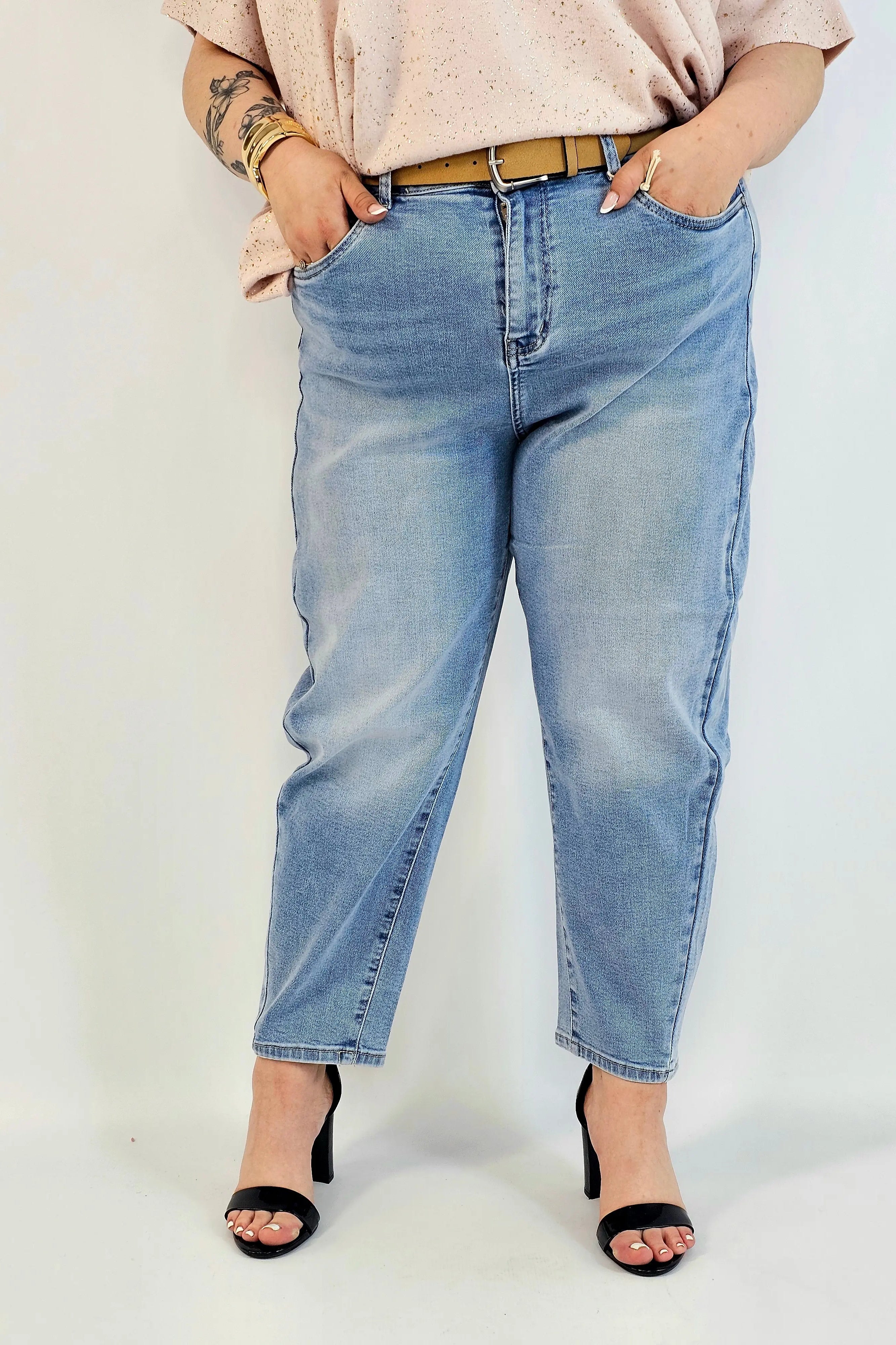 Spodnie plus size jeansy jasny niebieski z wysokim stanem – fason zwężany dołem Stylowa XL