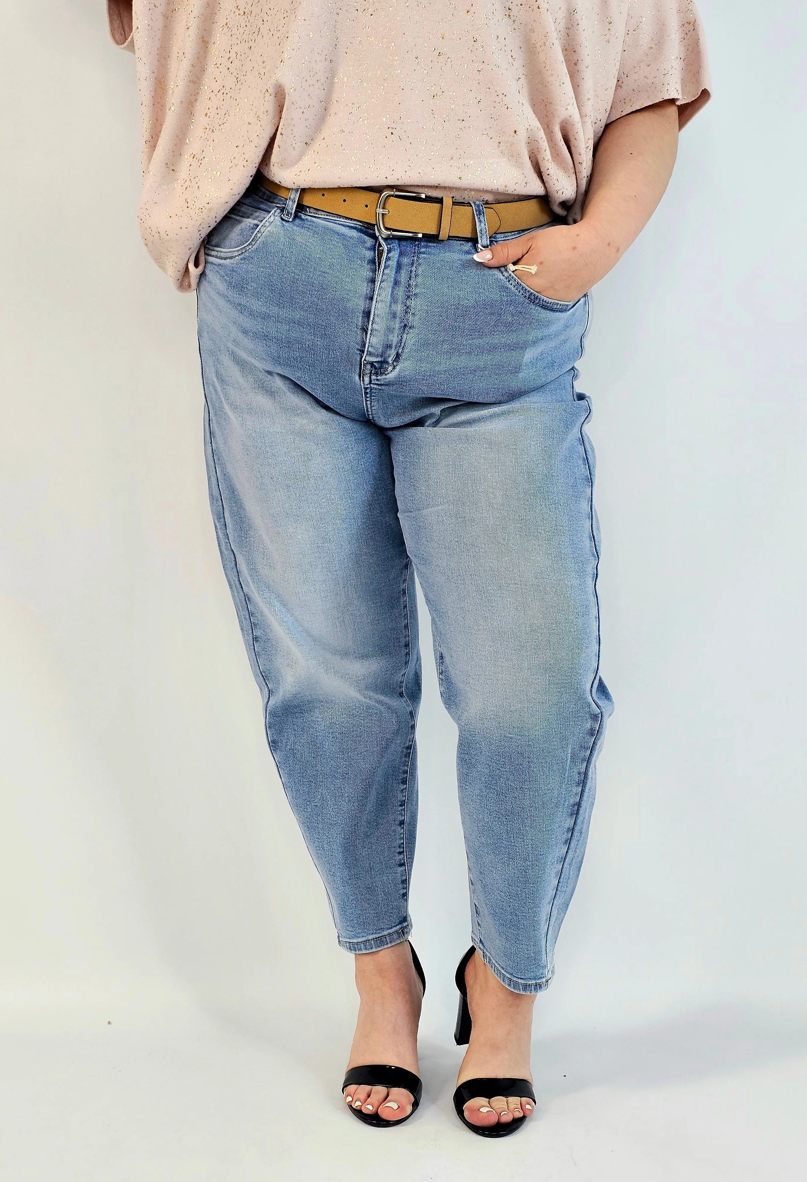 Spodnie plus size jeansy jasny niebieski z wysokim stanem – fason zwężany dołem Stylowa XL