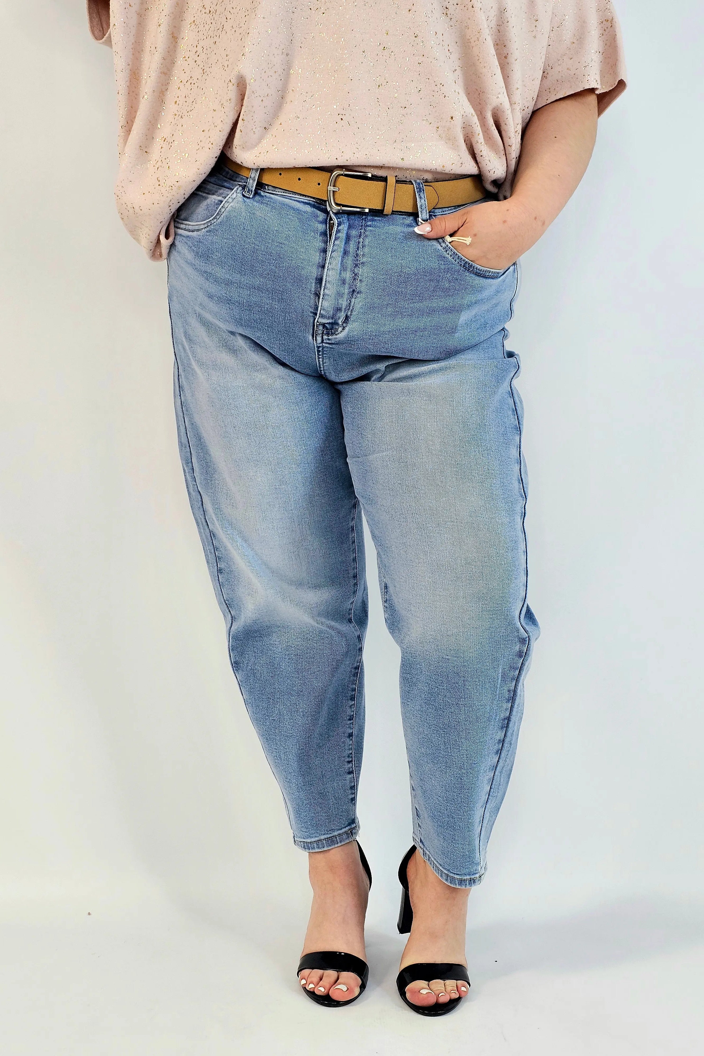 Spodnie plus size jeansy jasny niebieski z wysokim stanem – fason zwężany dołem Stylowa XL
