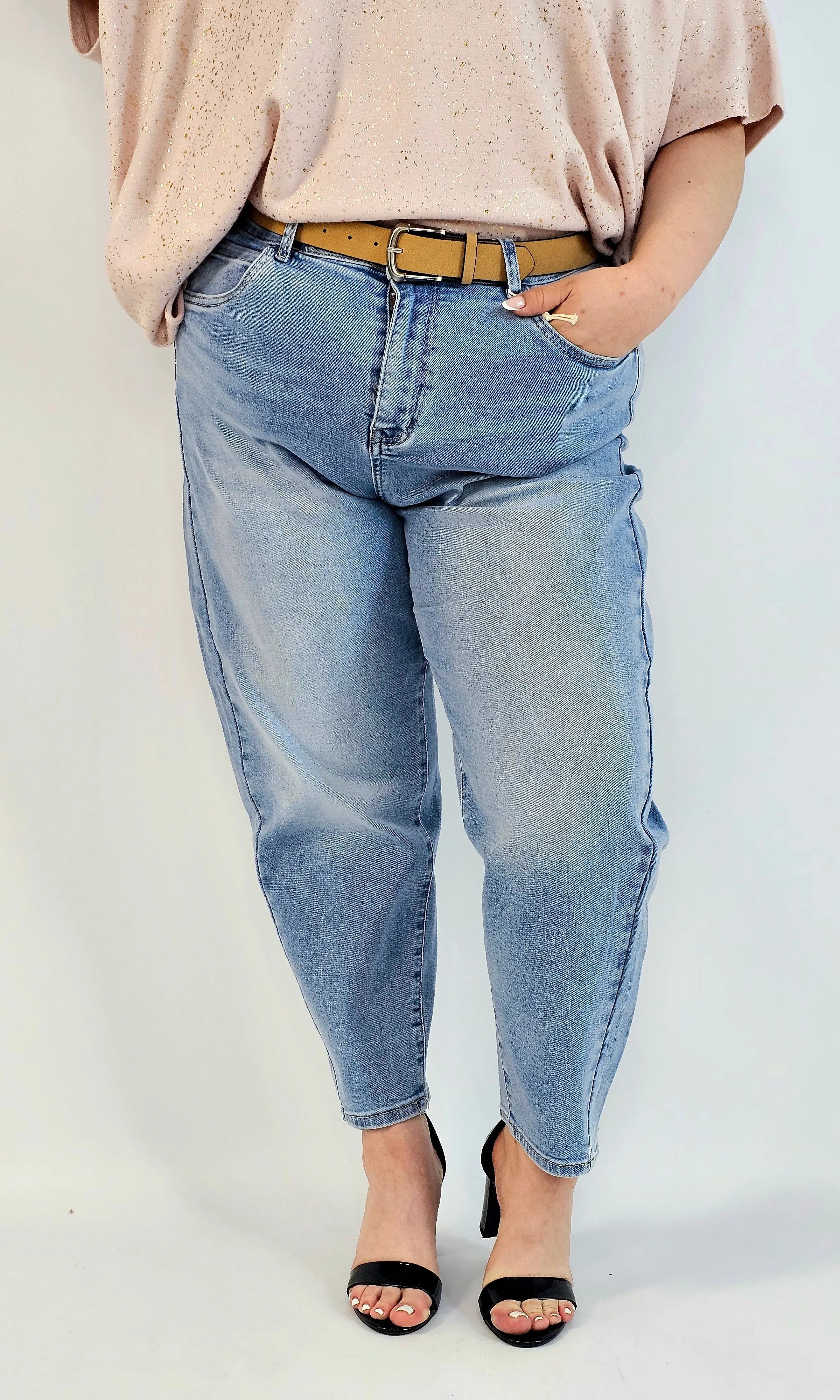 Spodnie plus size jeansy jasny niebieski z wysokim stanem – fason zwężany dołem Stylowa XL