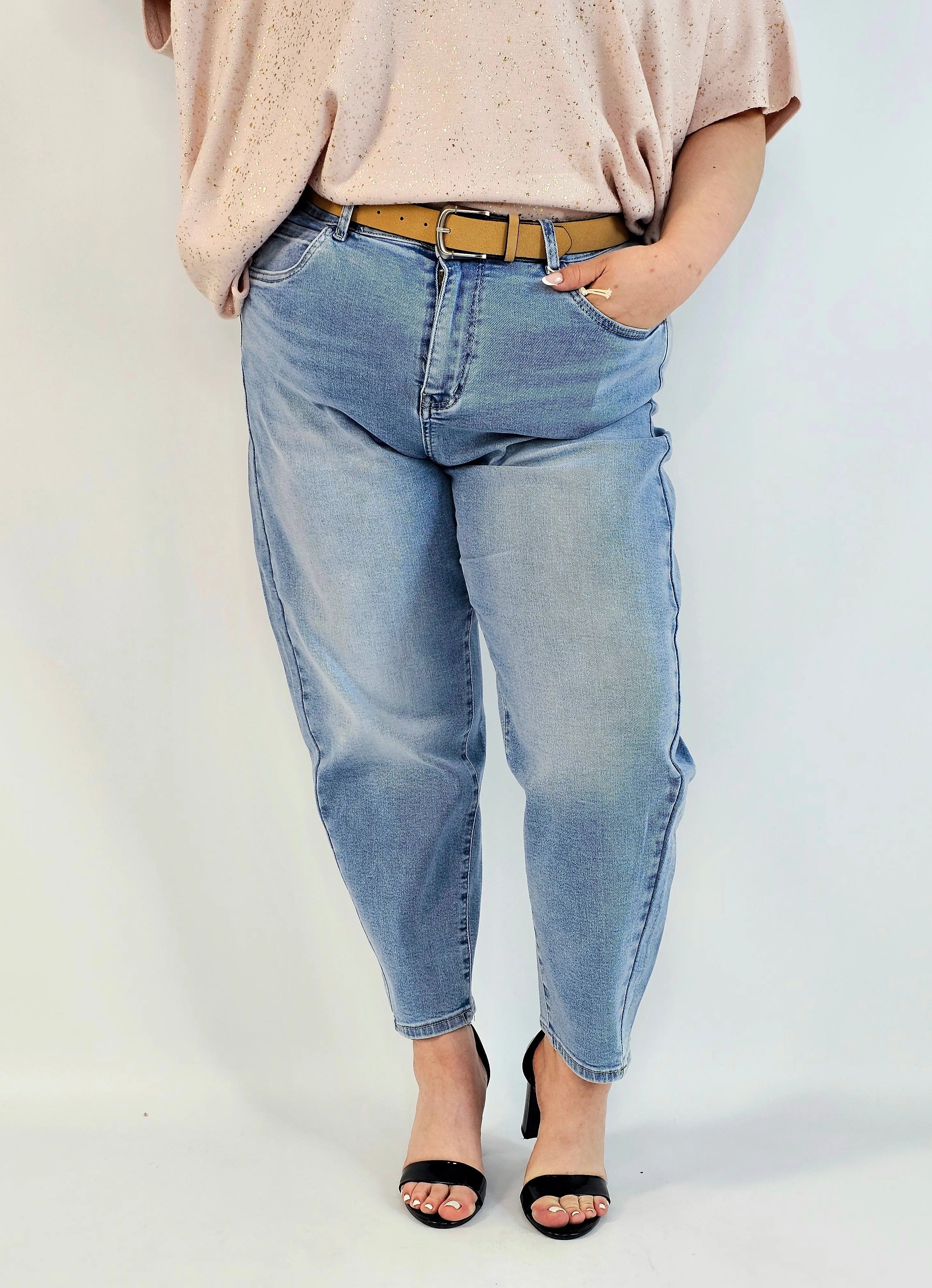 Spodnie plus size jeansy jasny niebieski z wysokim stanem – fason zwężany dołem Stylowa XL