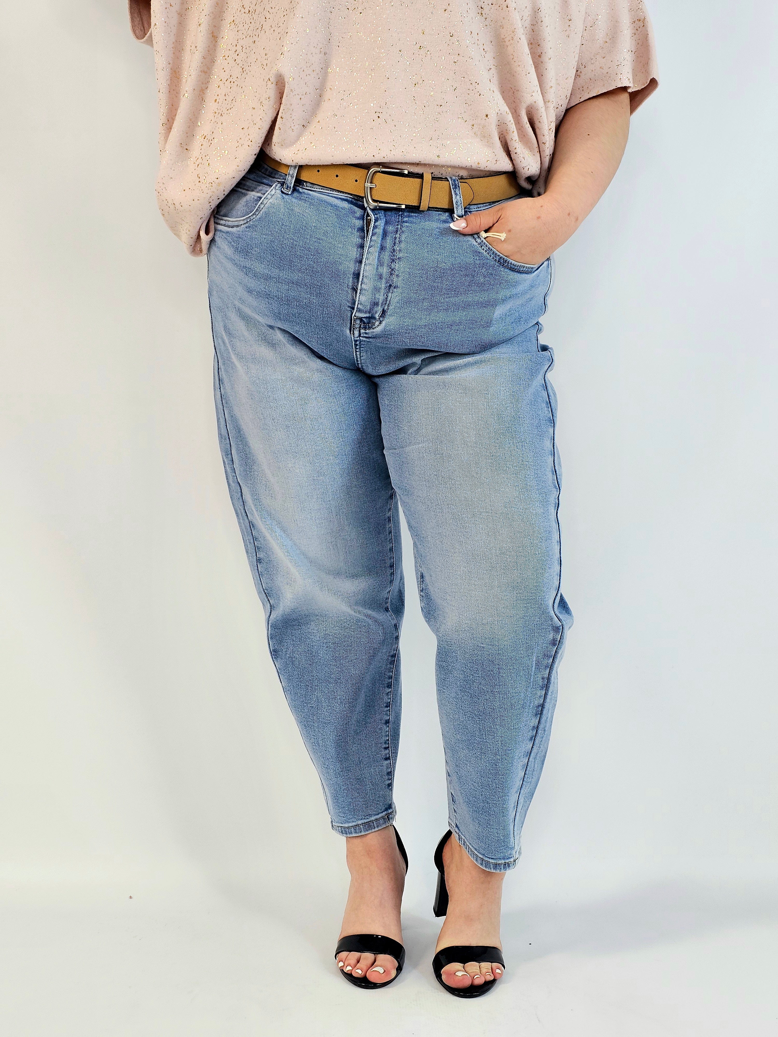 Spodnie plus size jeansy jasny niebieski z wysokim stanem – fason zwężany dołem Stylowa XL