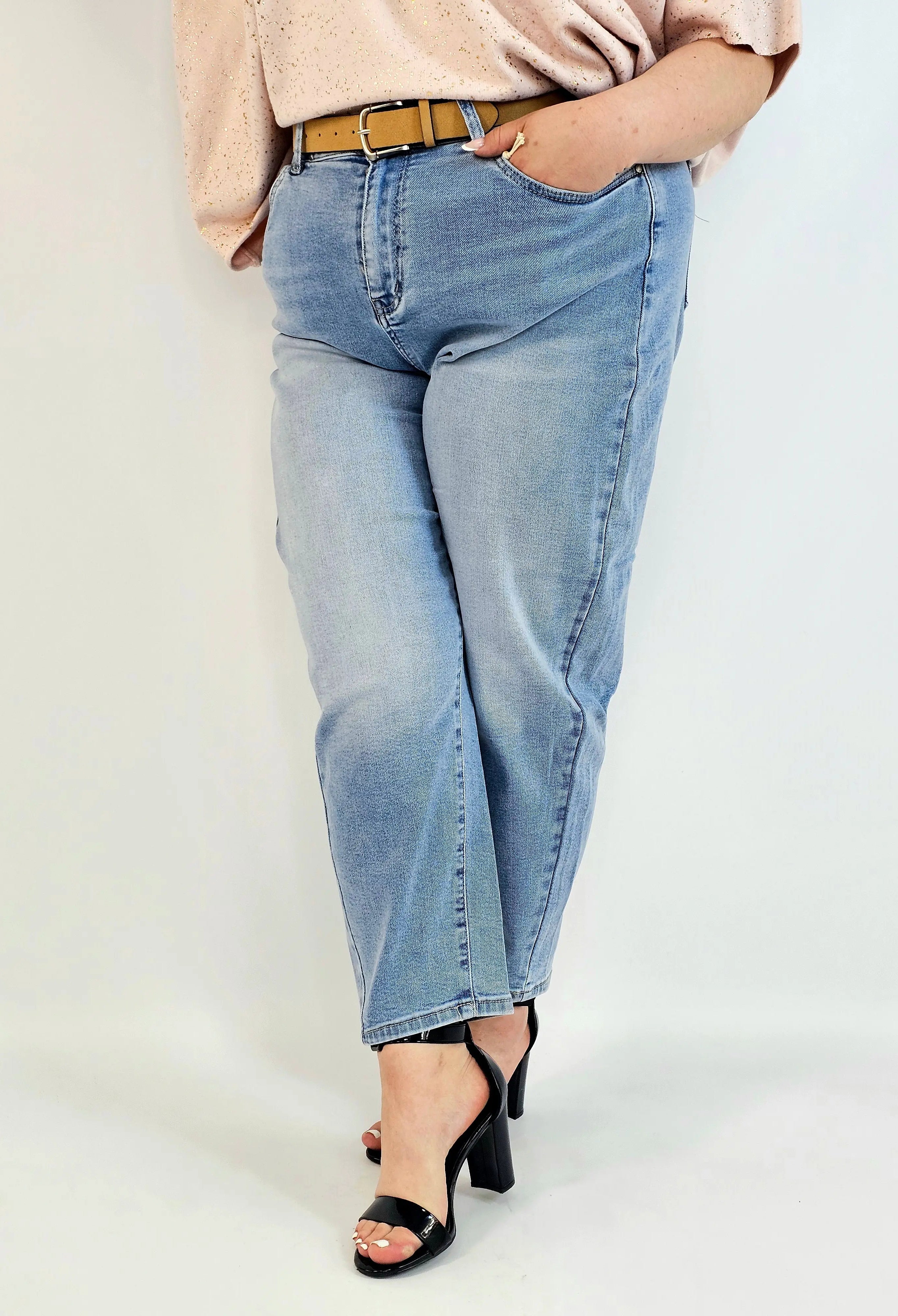 Spodnie plus size jeansy jasny niebieski z wysokim stanem – fason zwężany dołem Stylowa XL