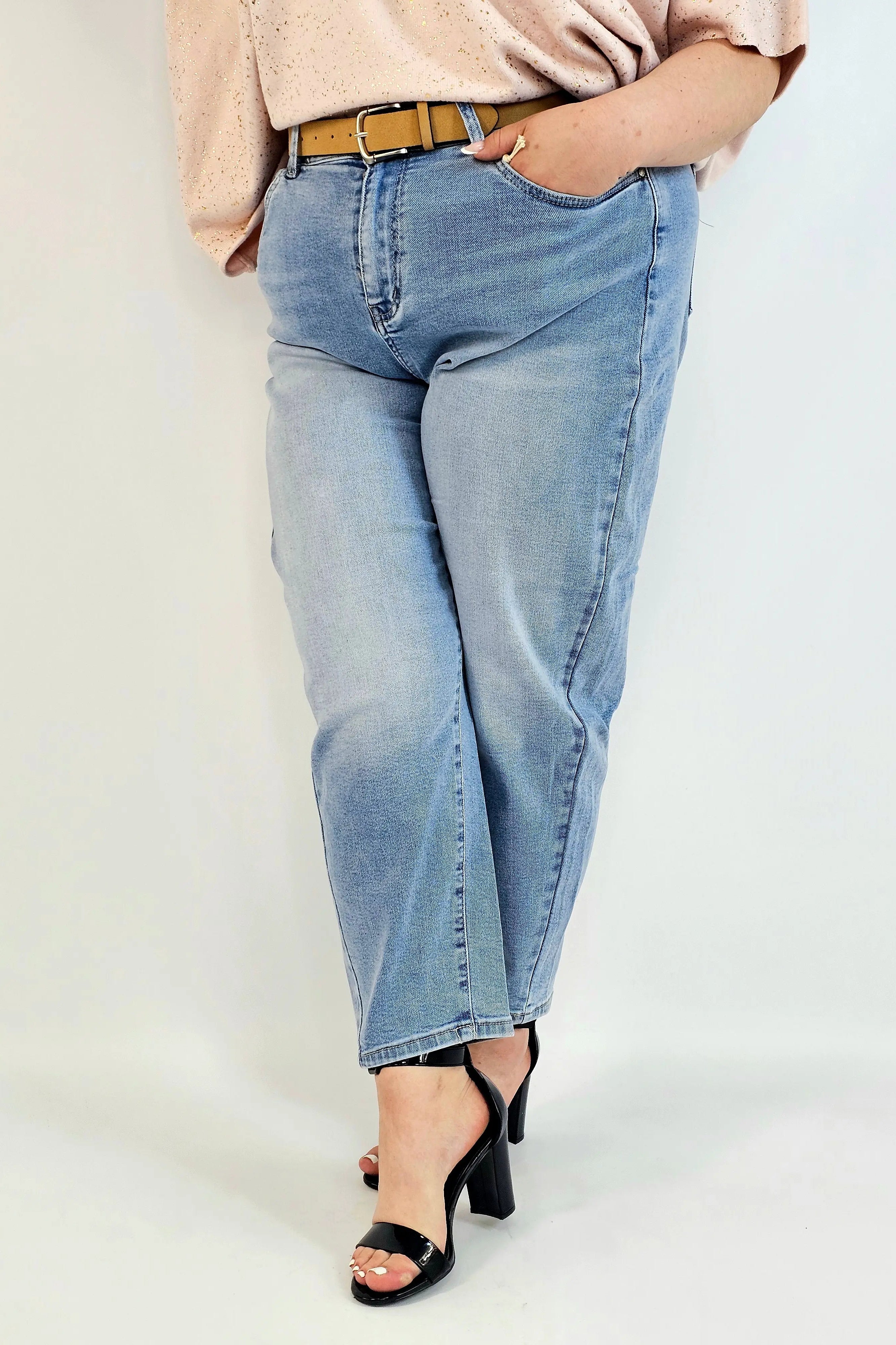 Spodnie plus size jeansy jasny niebieski z wysokim stanem – fason zwężany dołem Stylowa XL