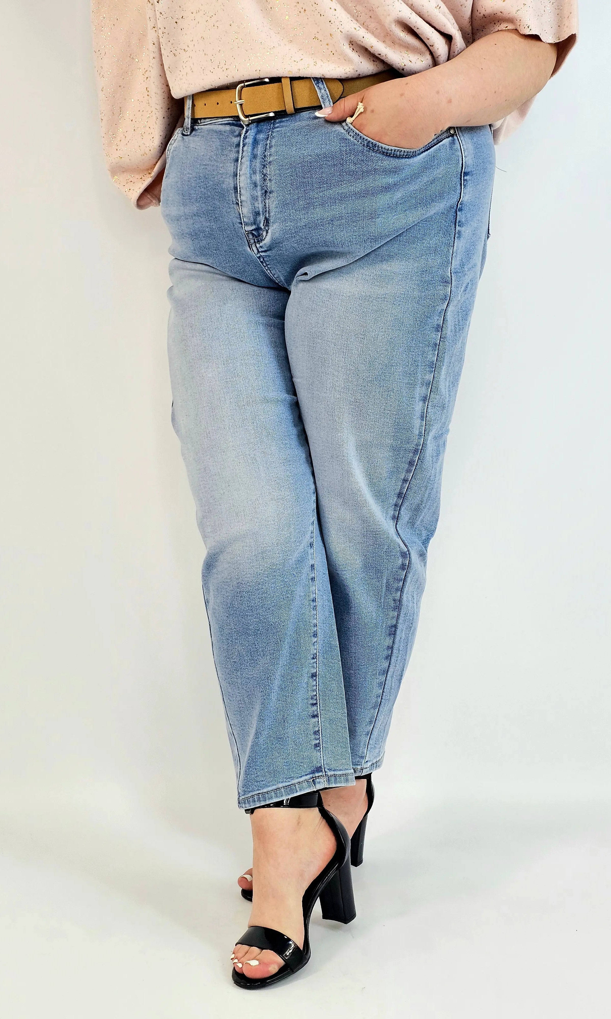 Spodnie plus size jeansy jasny niebieski z wysokim stanem – fason zwężany dołem Stylowa XL
