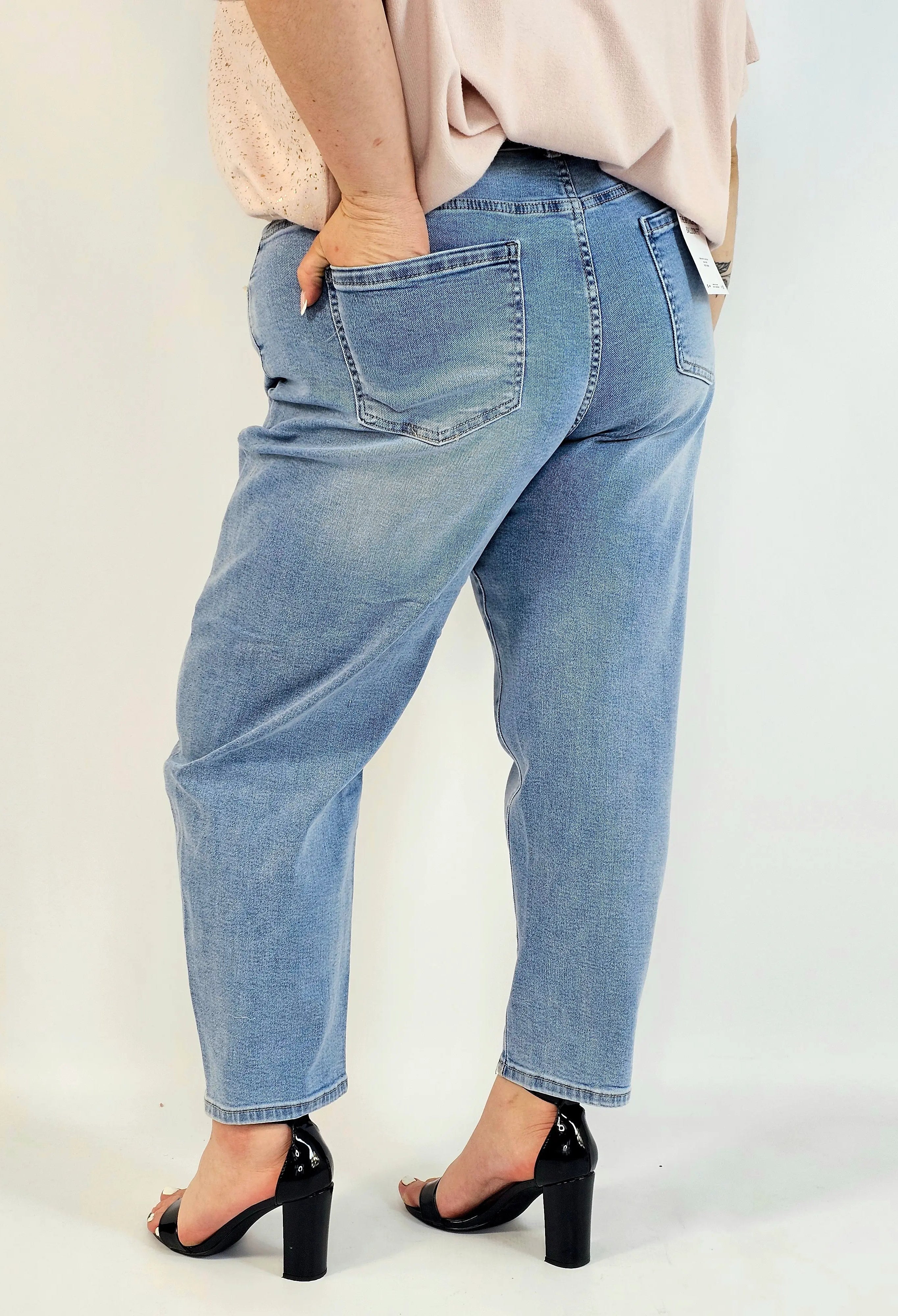 Spodnie plus size jeansy jasny niebieski z wysokim stanem – fason zwężany dołem Stylowa XL