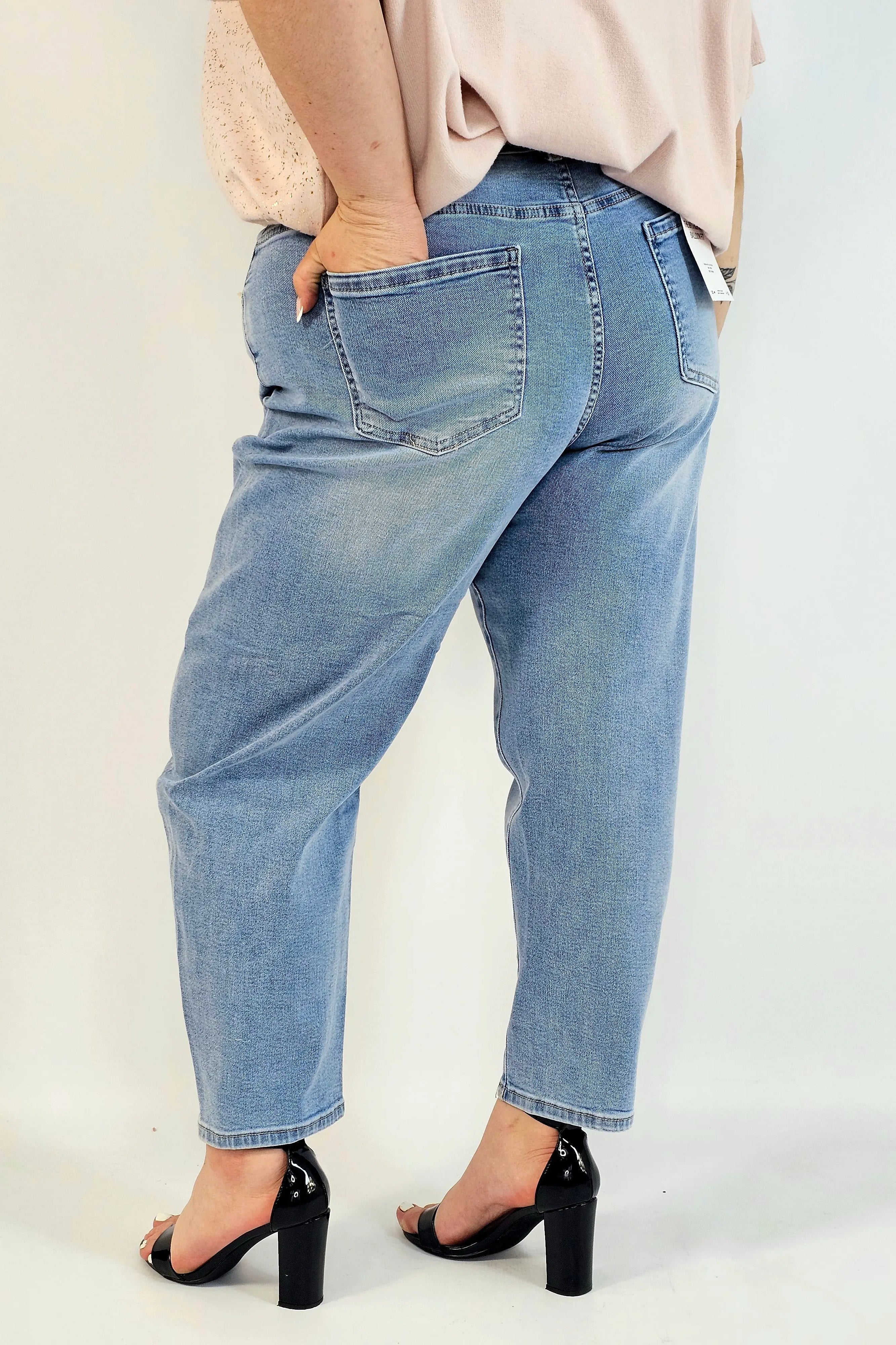Spodnie plus size jeansy jasny niebieski z wysokim stanem – fason zwężany dołem Stylowa XL
