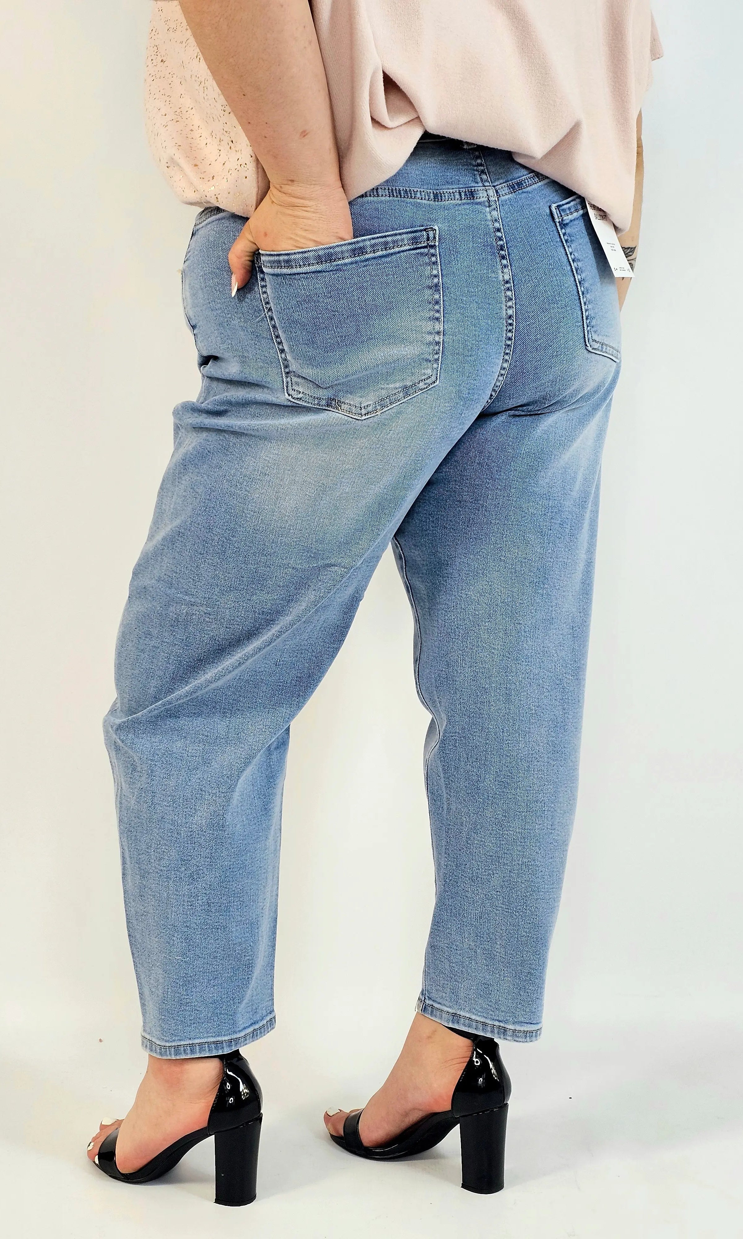 Spodnie plus size jeansy jasny niebieski z wysokim stanem – fason zwężany dołem Stylowa XL