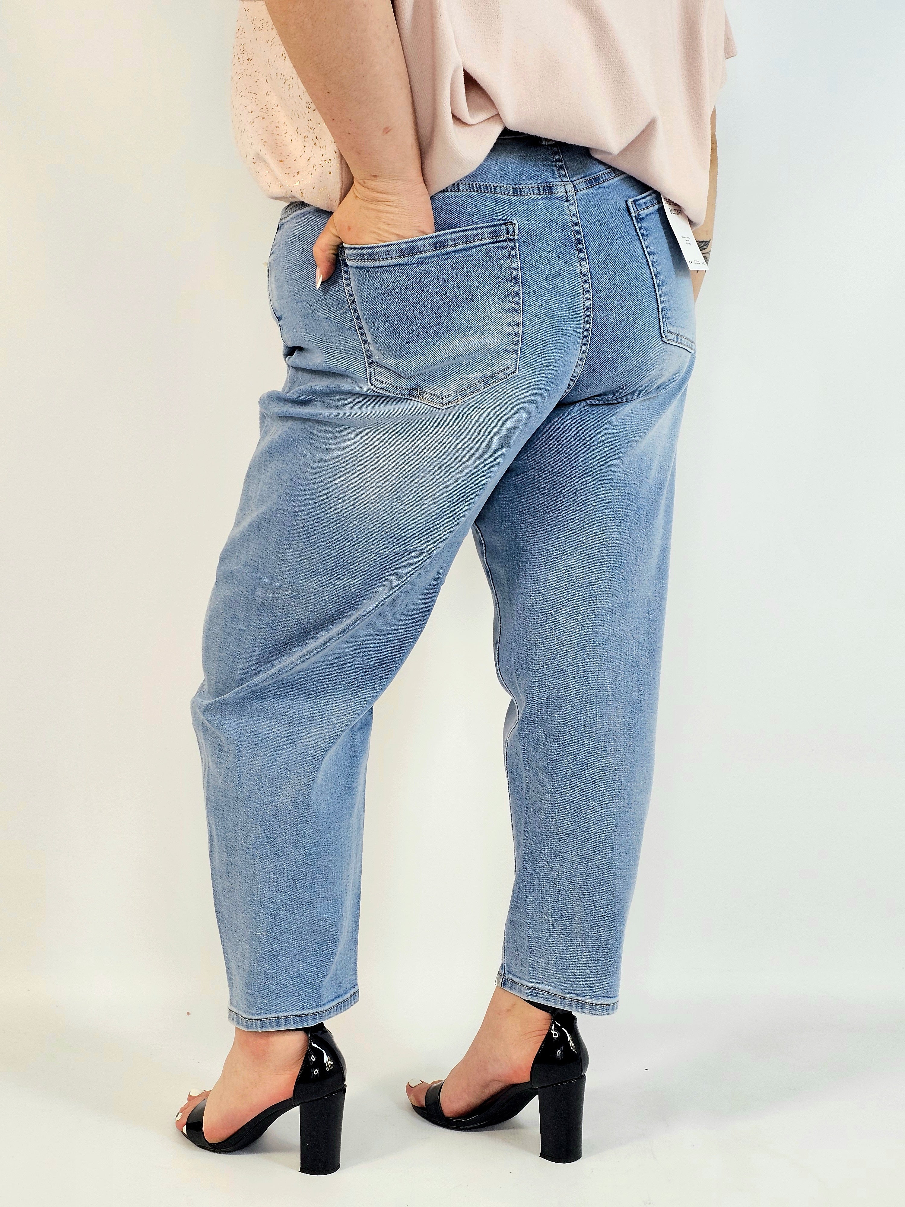 Spodnie plus size jeansy jasny niebieski z wysokim stanem – fason zwężany dołem Stylowa XL