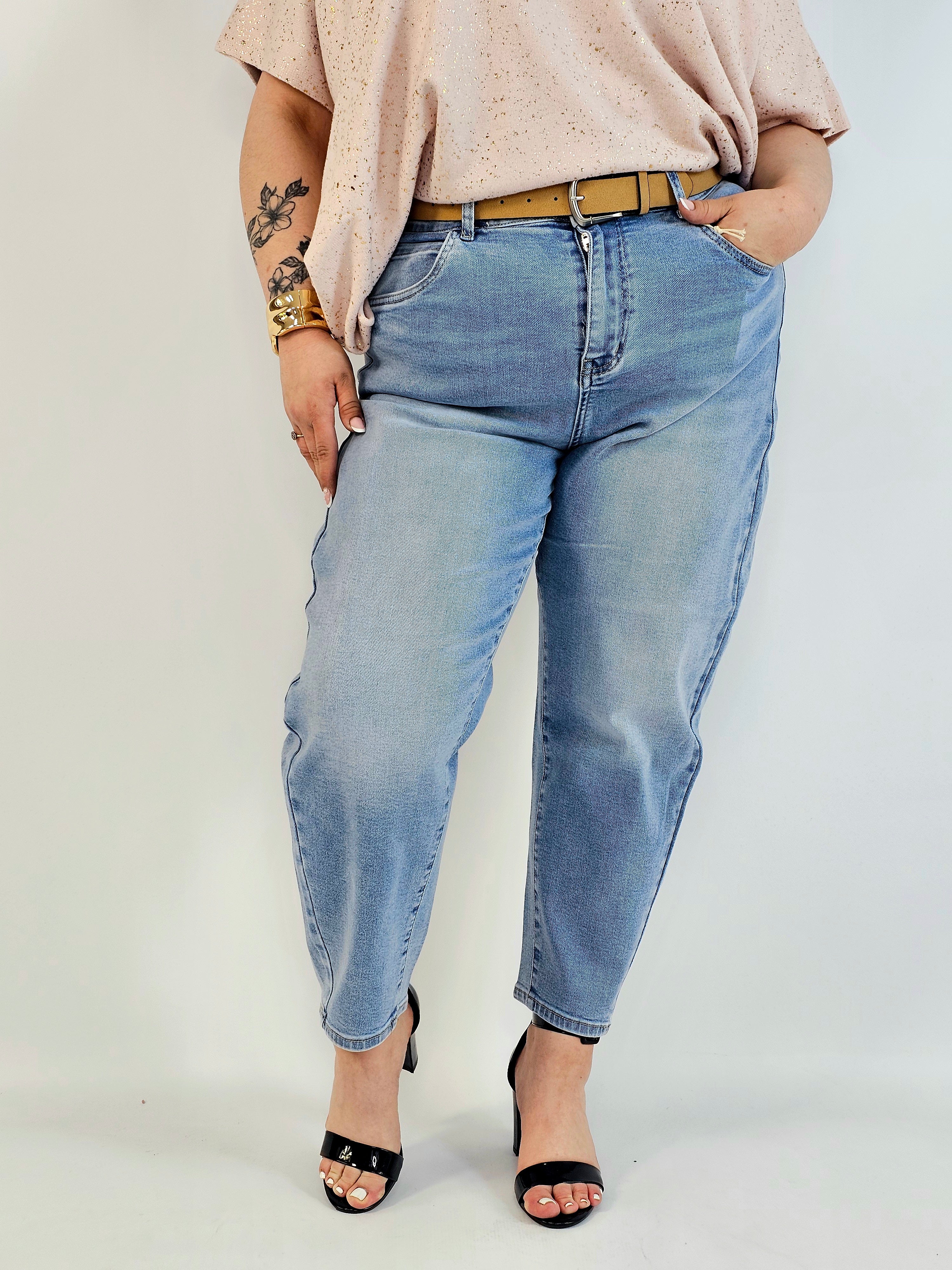 Spodnie plus size jeansy jasny niebieski z wysokim stanem – fason zwężany dołem Stylowa XL