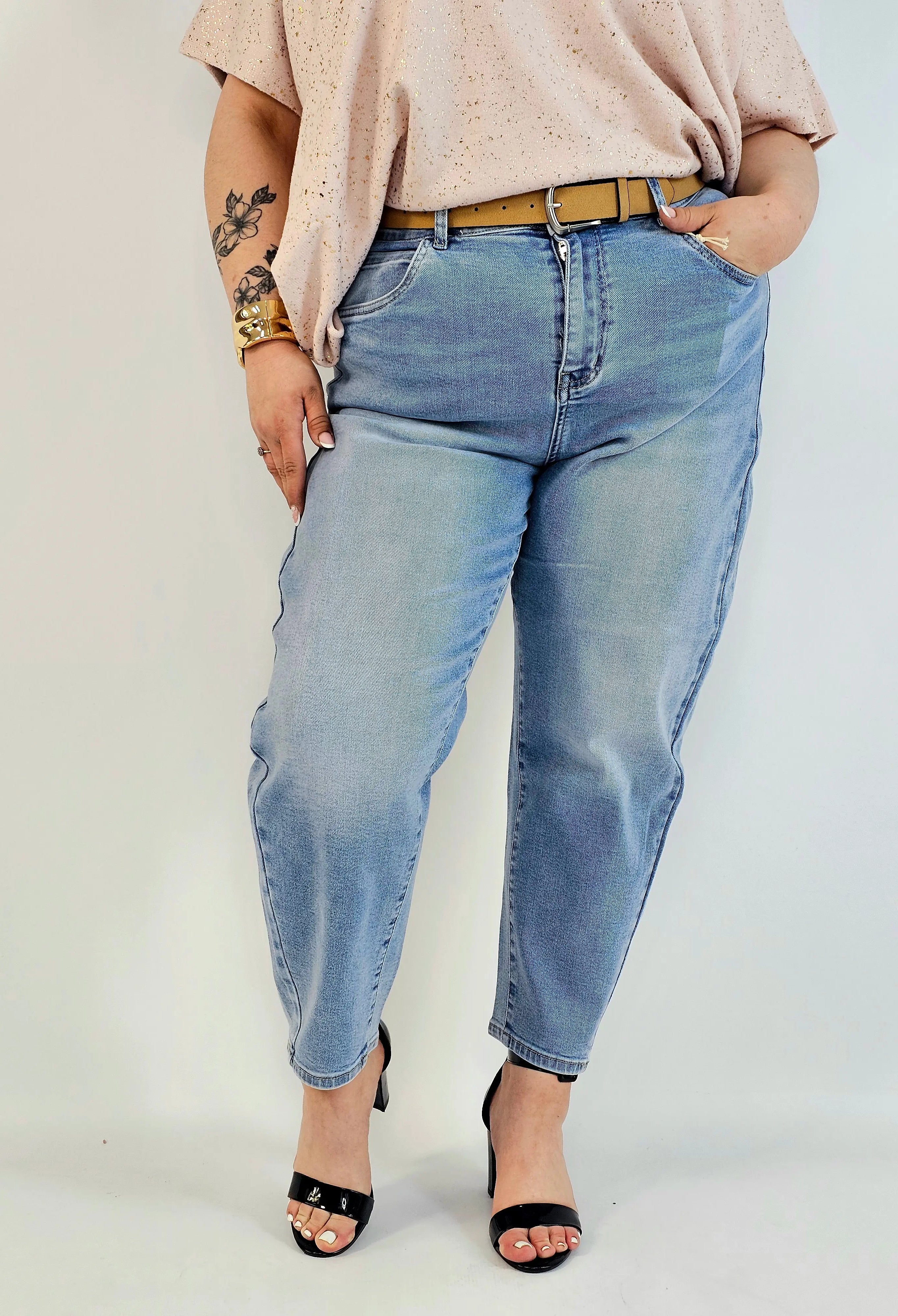 Spodnie plus size jeansy jasny niebieski z wysokim stanem – fason zwężany dołem Stylowa XL