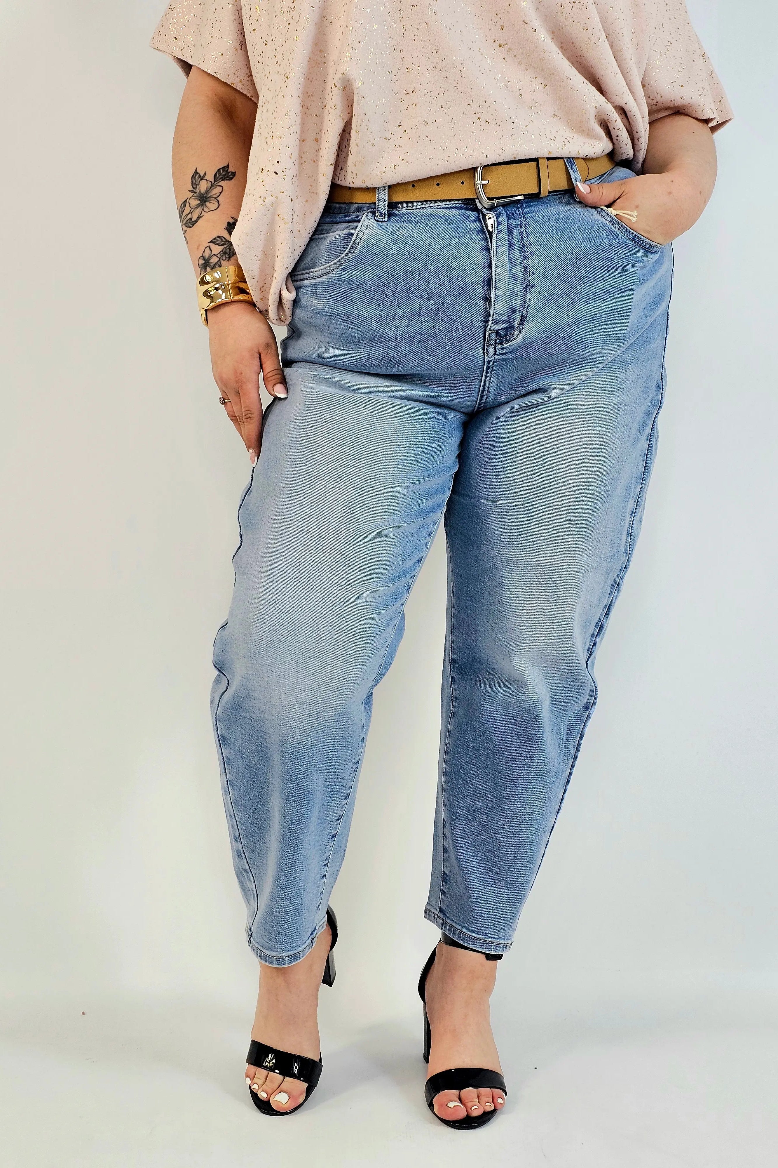 Spodnie plus size jeansy jasny niebieski z wysokim stanem – fason zwężany dołem Stylowa XL
