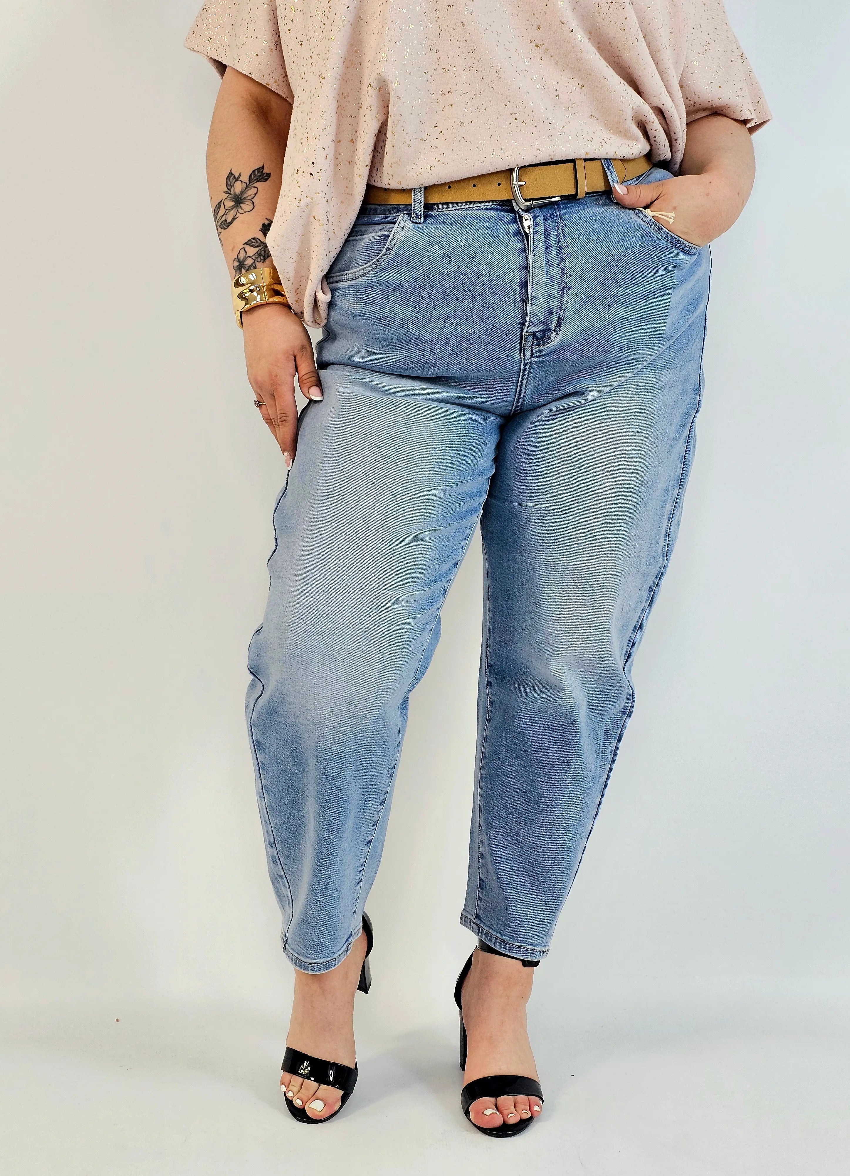 Spodnie plus size jeansy jasny niebieski z wysokim stanem – fason zwężany dołem Stylowa XL