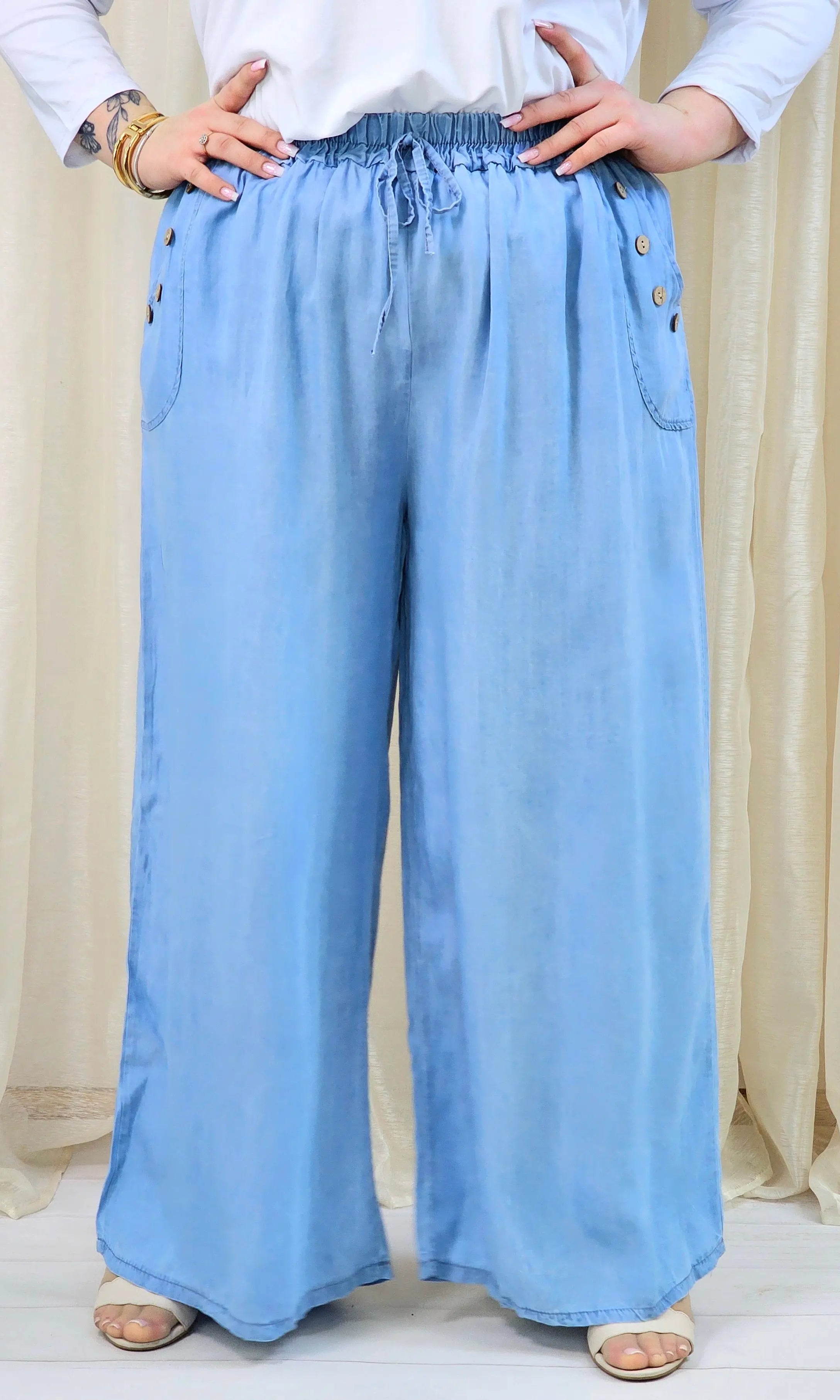 Spodnie plus size szerokie z gumką w pasie – lekkie niebieskie spodnie damskie XXL Stylowa XL