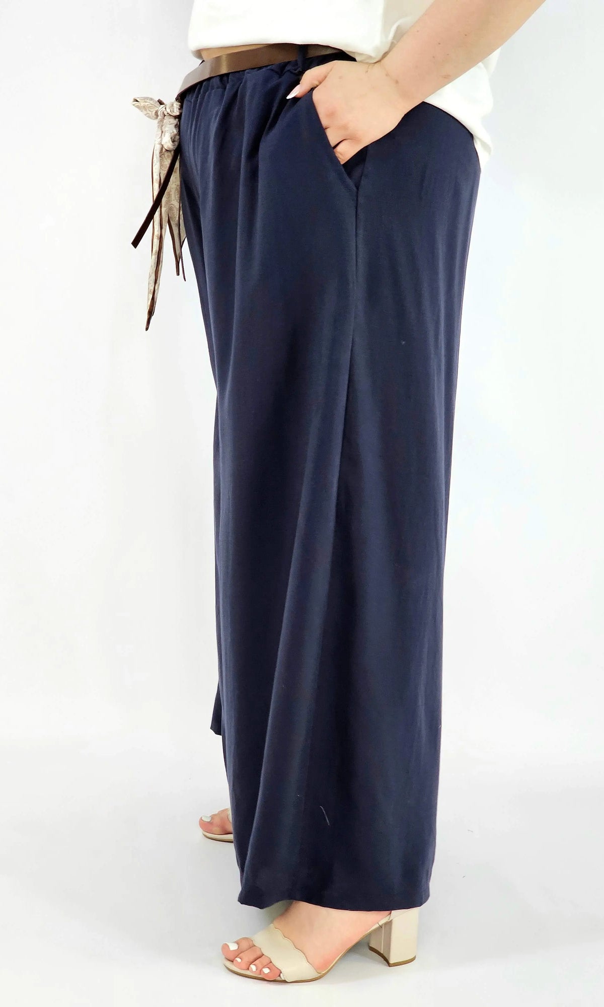 Spodnie plus size szerokie z gumką w pasie i wiązaniem XXL Stylowa XL