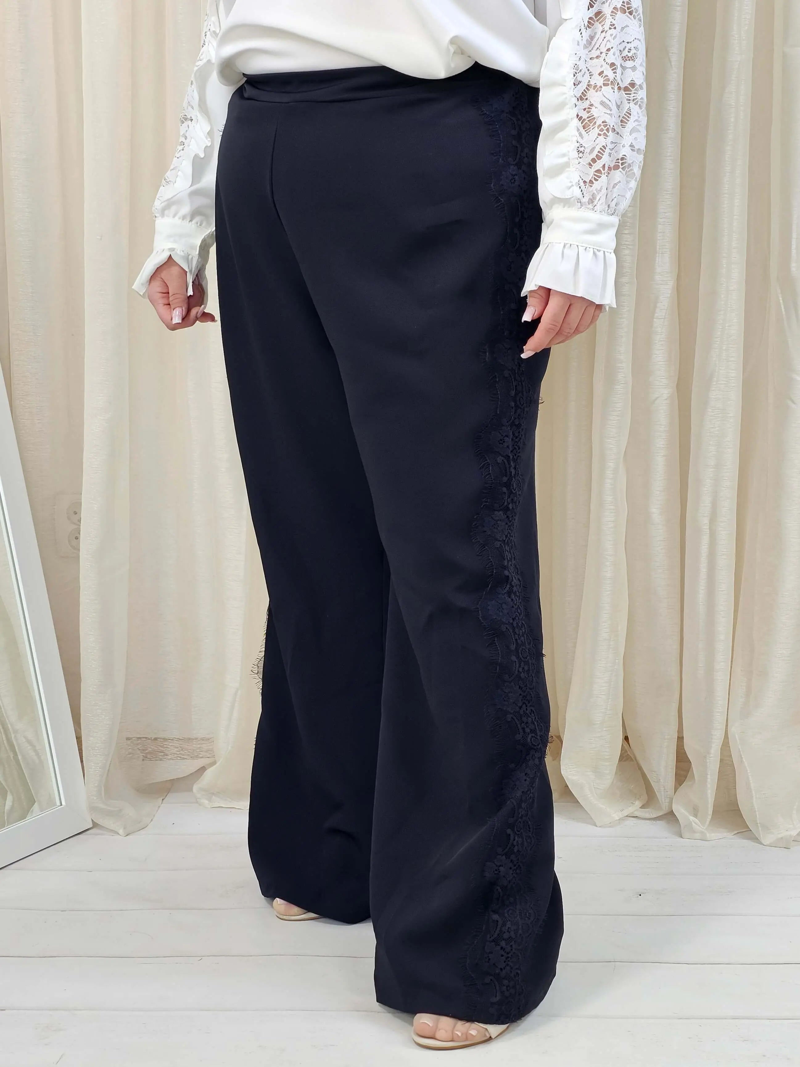 Spodnie plus size z koronkowym lampasem – elegancja i komfort XXL - Stylowa XL