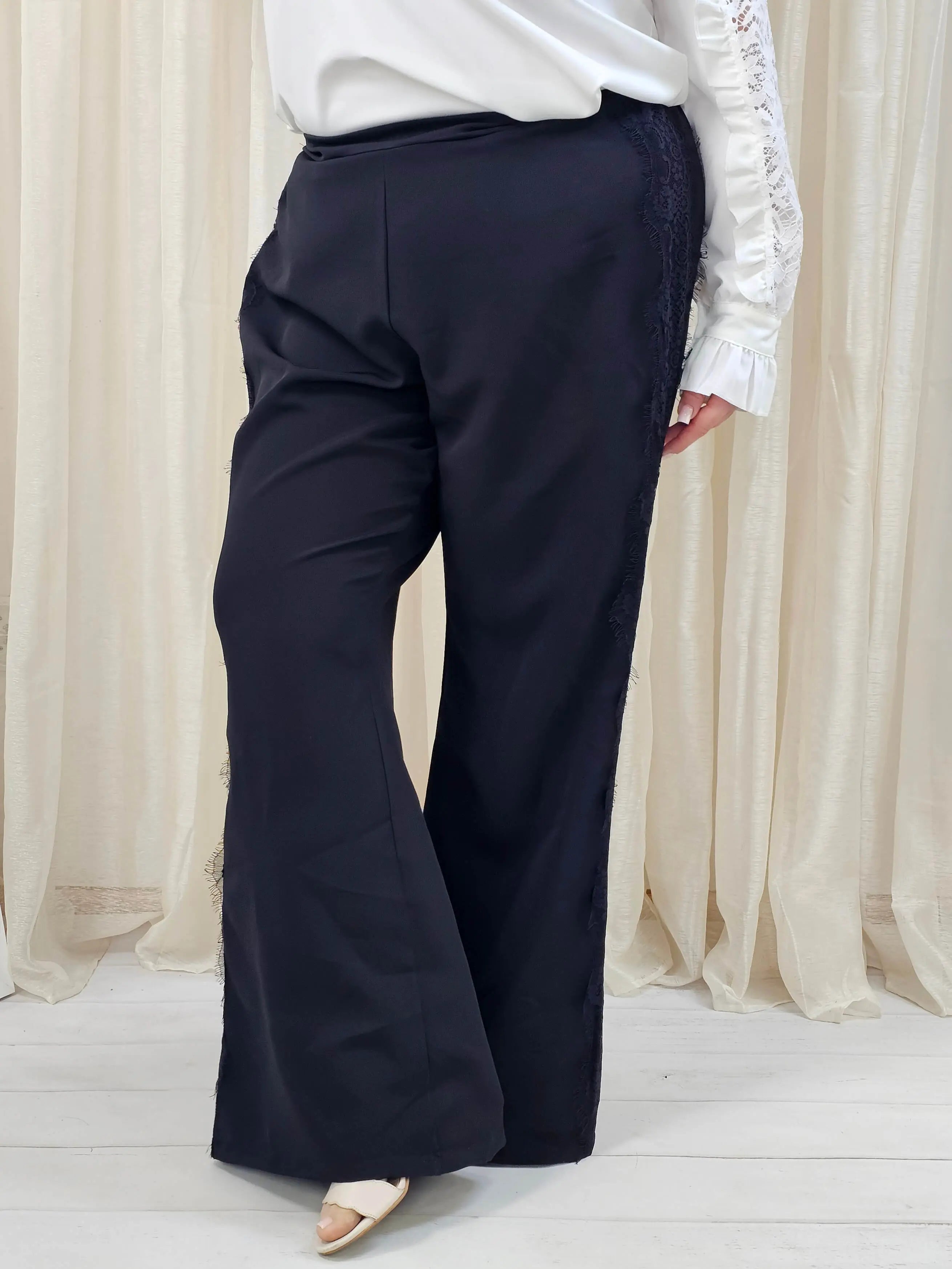 Spodnie plus size z koronkowym lampasem – elegancja i komfort XXL - Stylowa XL