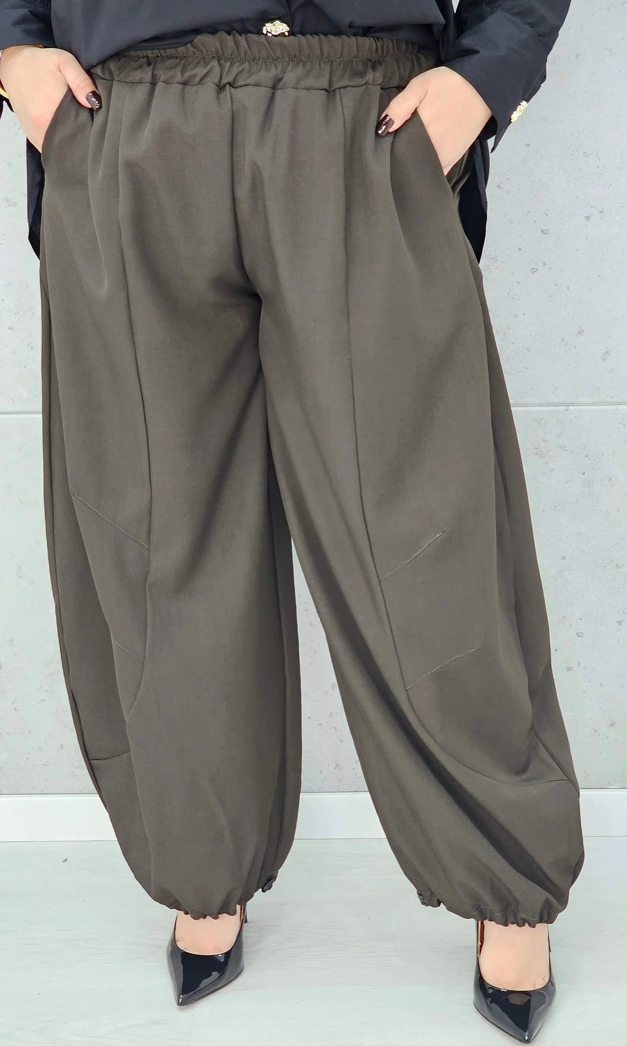 spodnie z luźną nogawką plus size w kolorze brązowym – stylizacja XXL