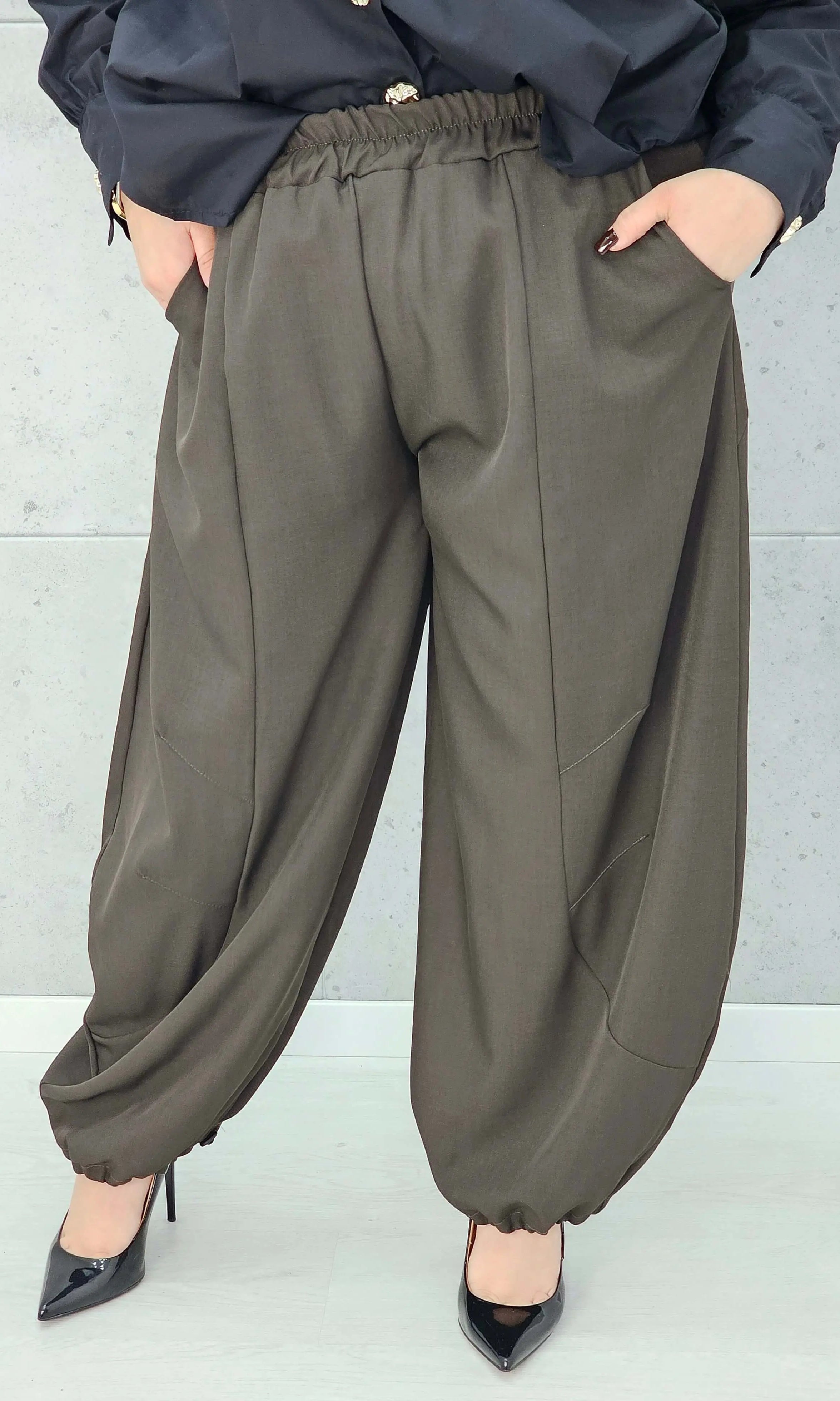 eleganckie spodnie XXL plus size z gumką w pasie przodem