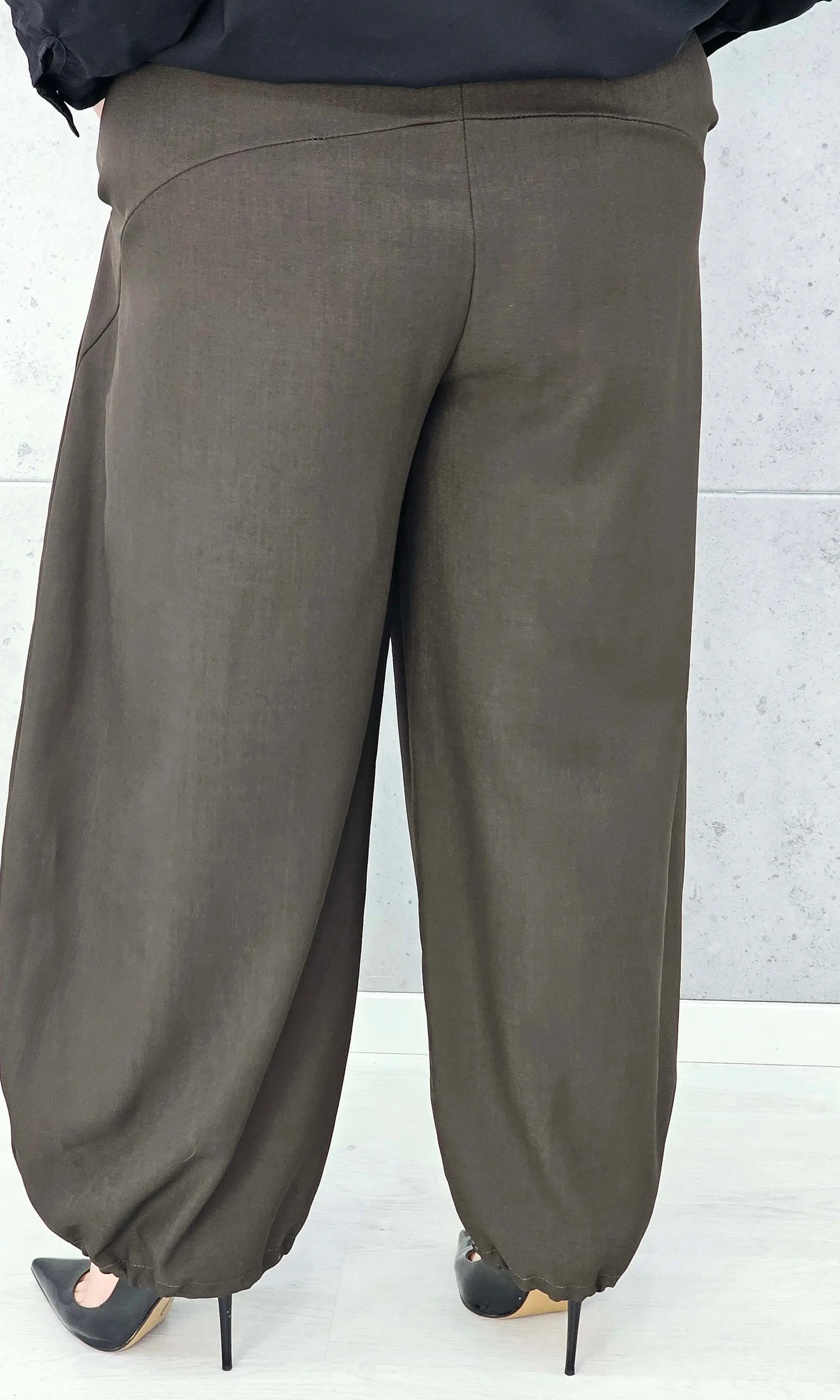 eleganckie spodnie XXL plus size z gumką w pasie tył