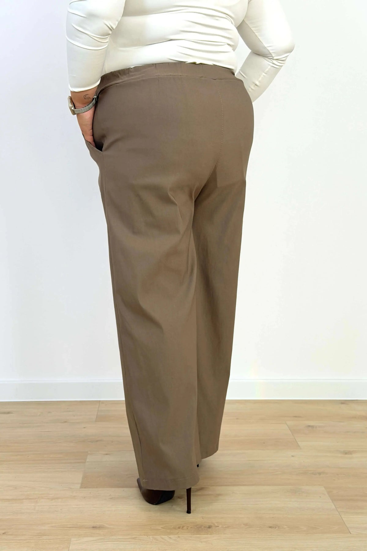 Spodnie plus size z szeroką nogawką i elastycznym pasem Stylowa XL