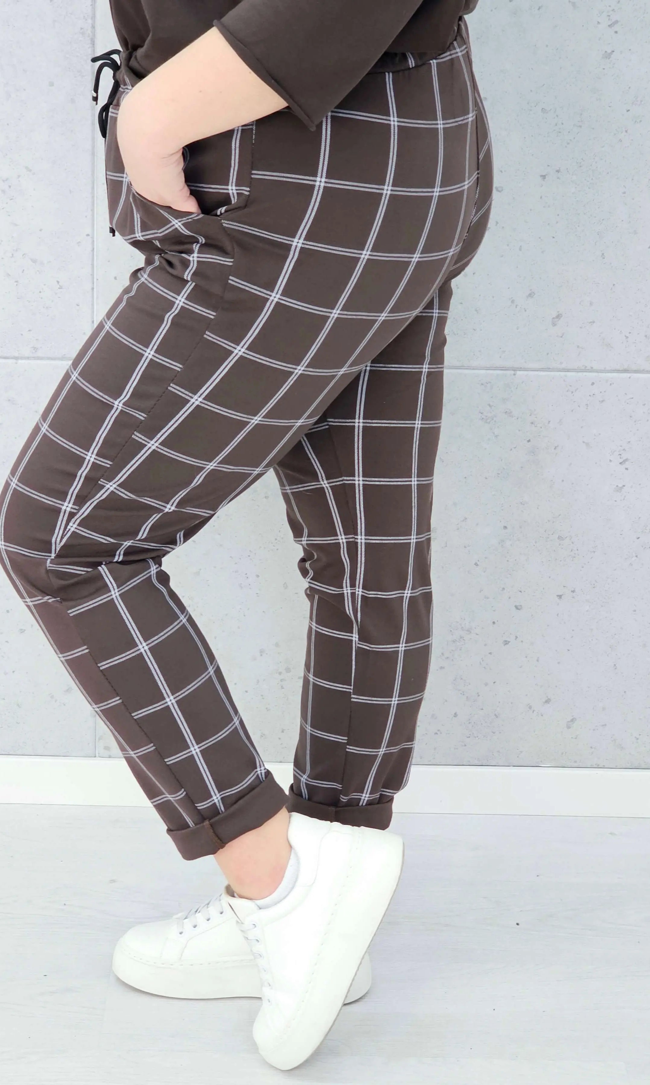 spodnie w kratkę brązowe plus size Stylowa XL – bok