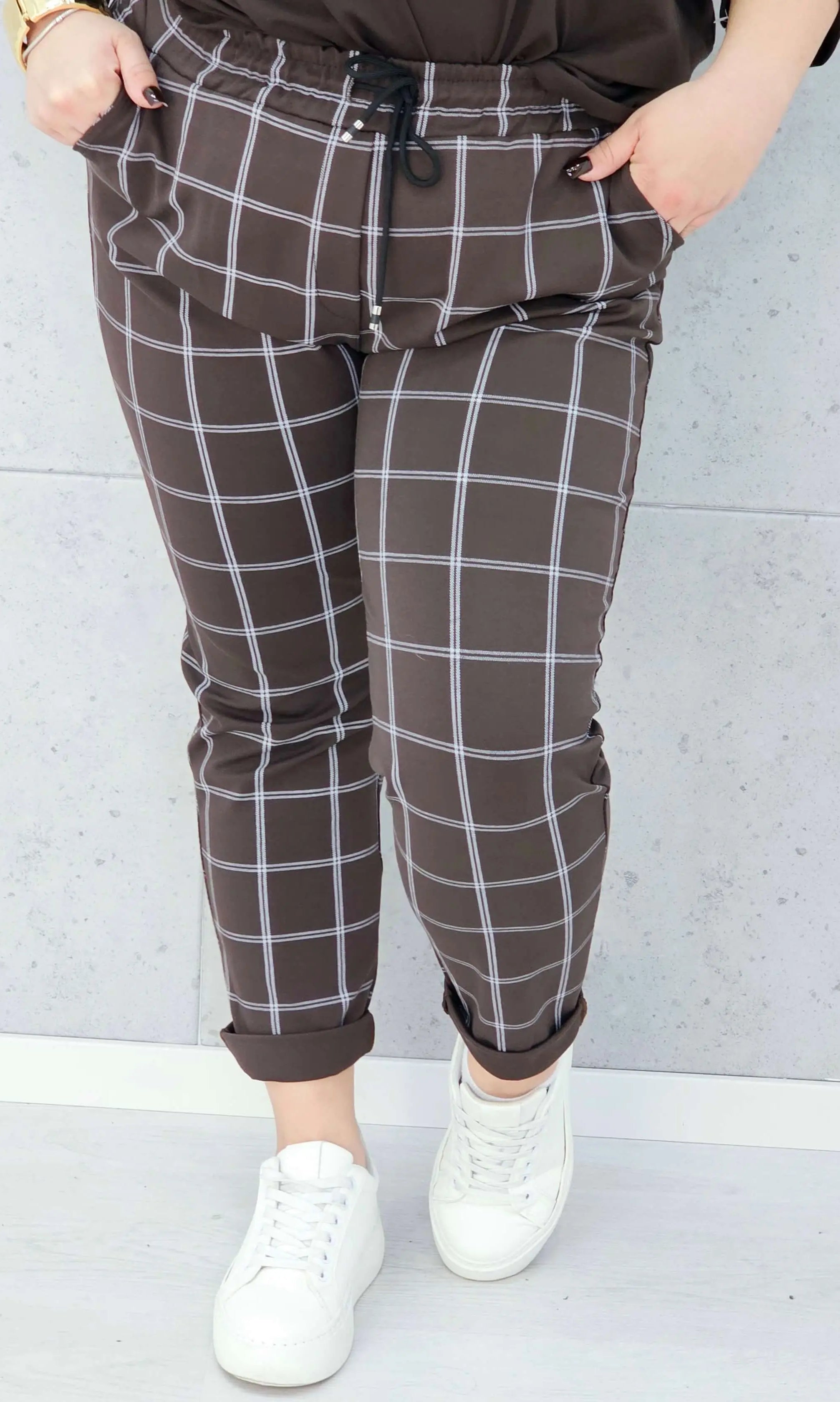 spodnie w kratkę brązowe plus size Stylowa XL – gumka w pasie
