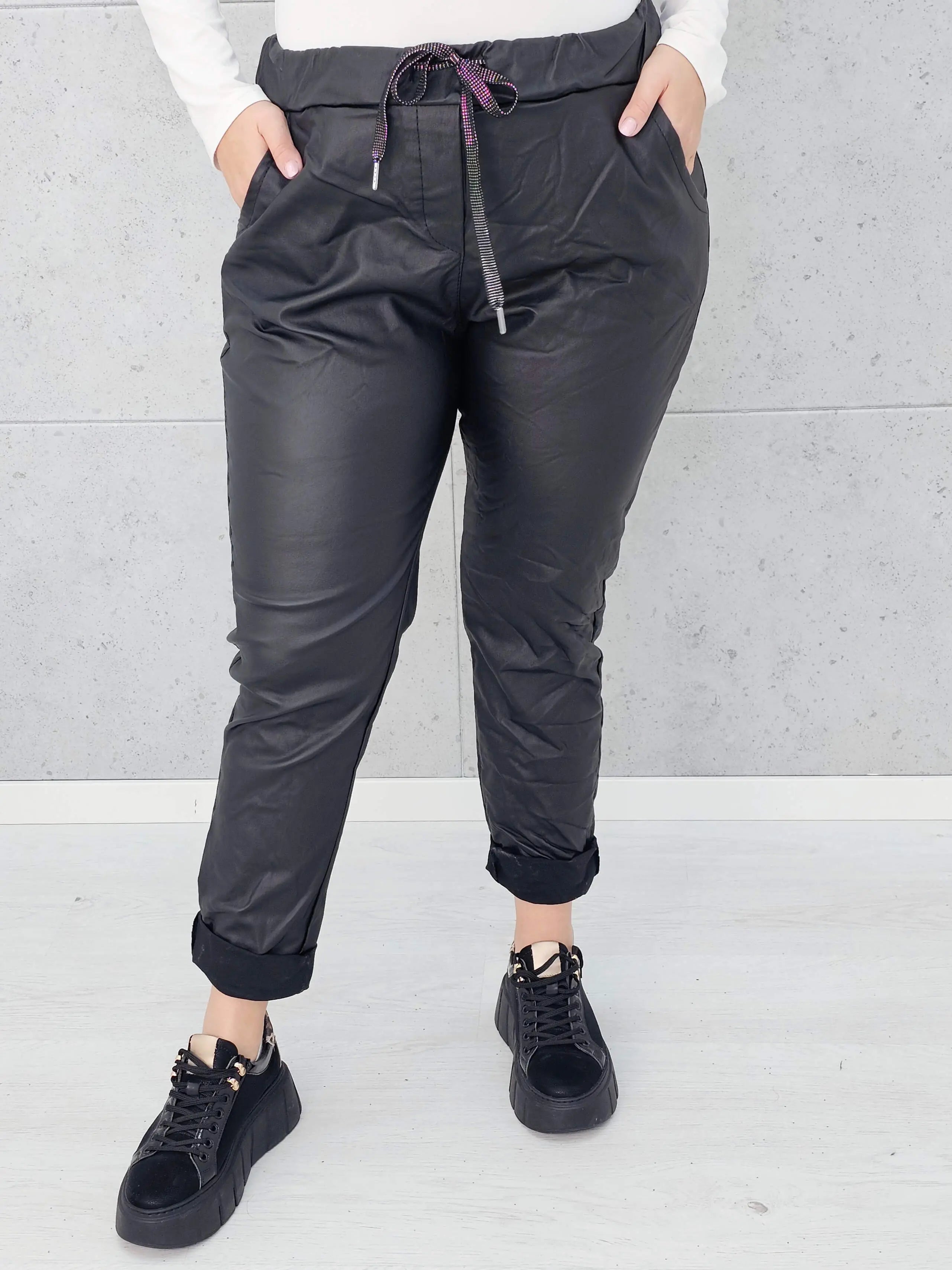 Spodnie z eko skóry plus size – stylowe, dopasowane i eleganckie spodnie XXL Stylowa XL