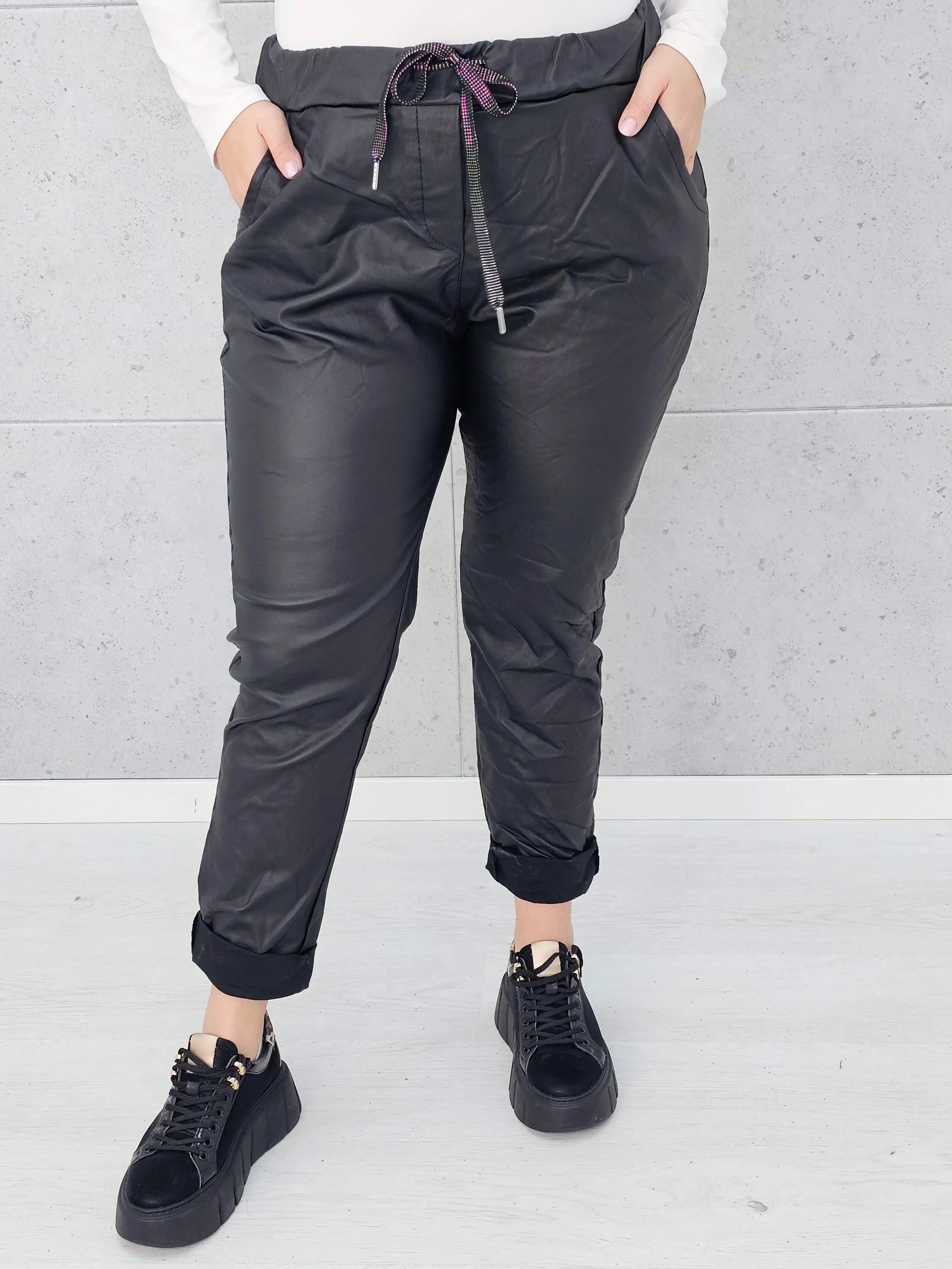 Spodnie z eko skóry plus size – stylowe, dopasowane i eleganckie spodnie XXL Stylowa XL