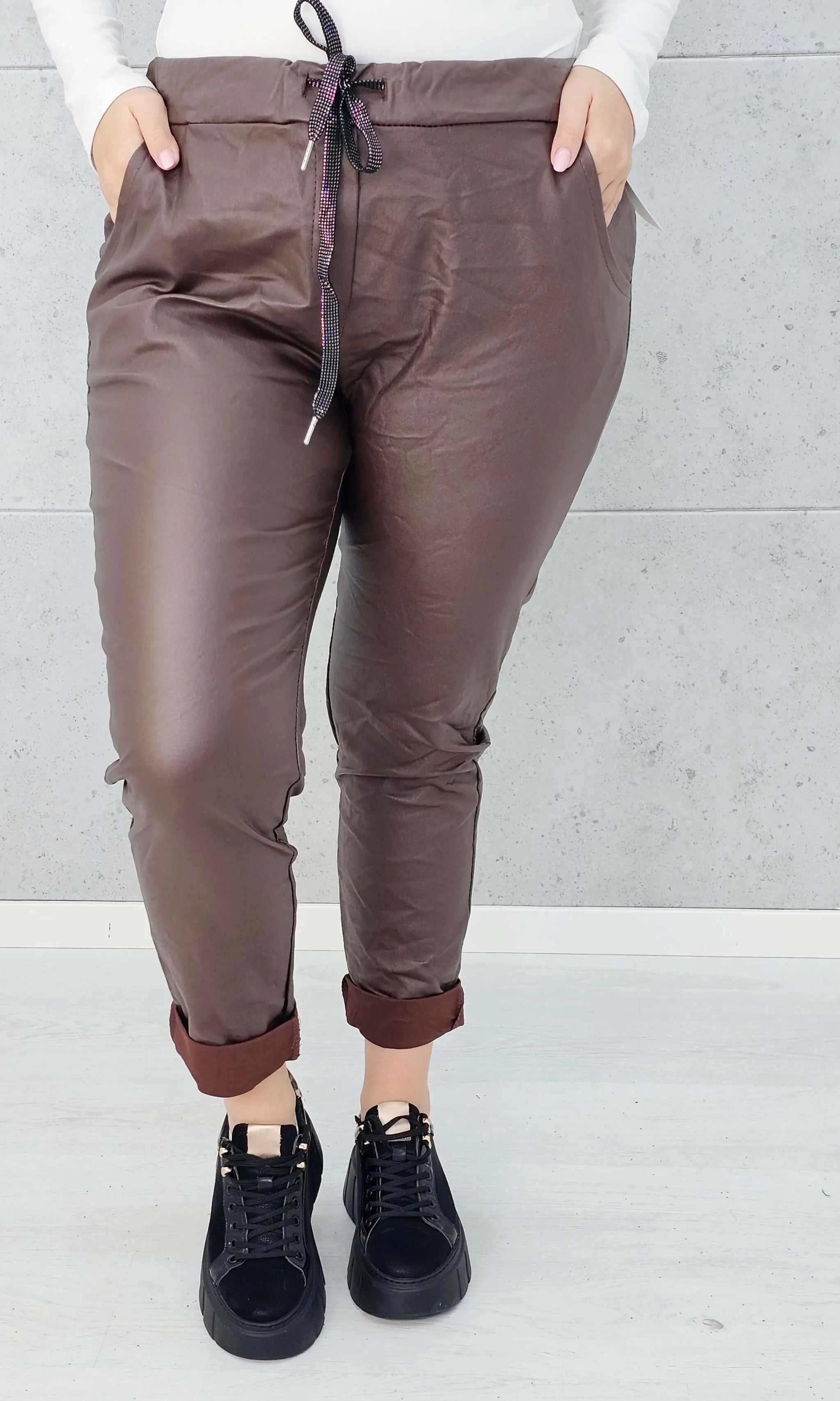 Spodnie z eko skóry plus size – stylowe, dopasowane i eleganckie spodnie XXL Stylowa XL