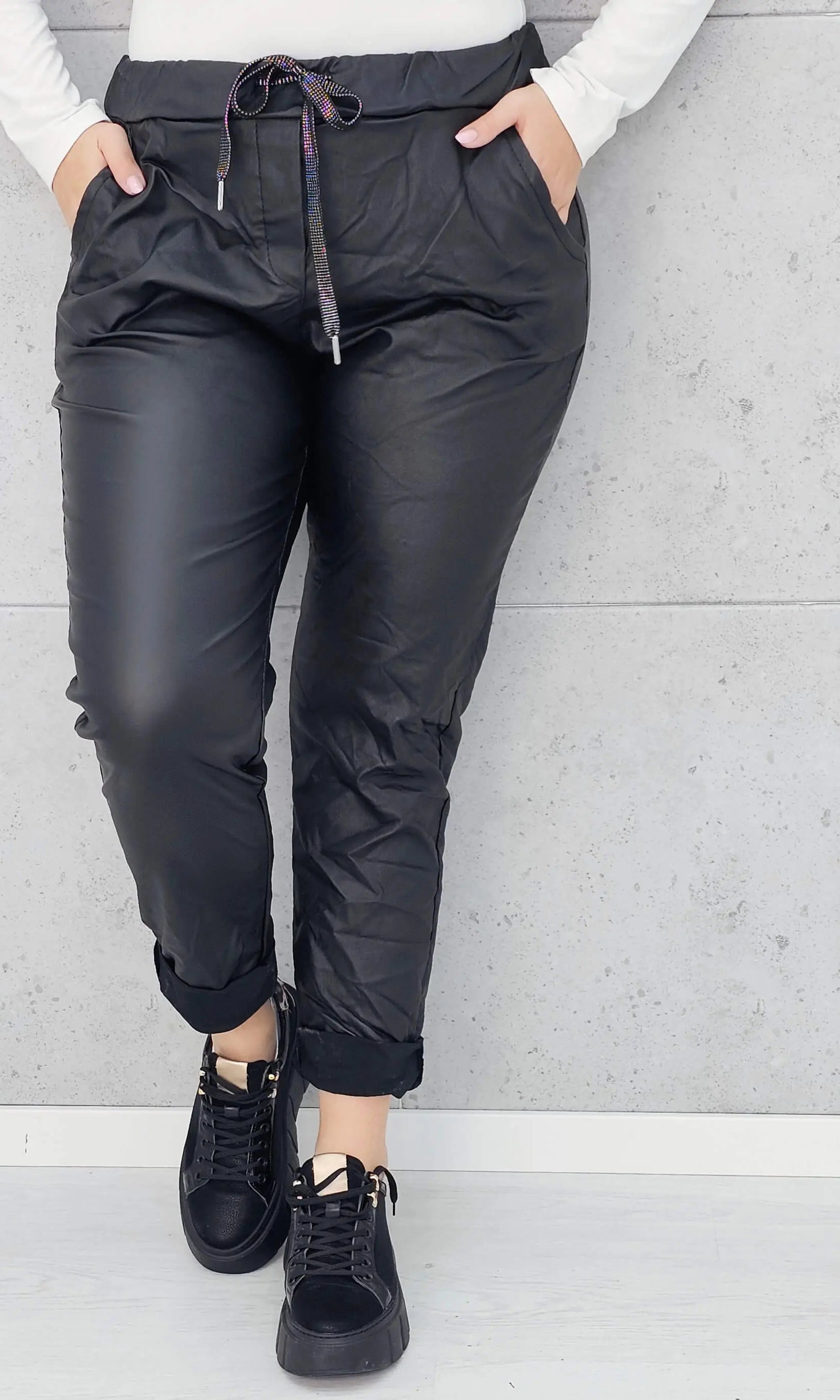 Spodnie z eko skóry plus size – stylowe, dopasowane i eleganckie spodnie XXL Stylowa XL