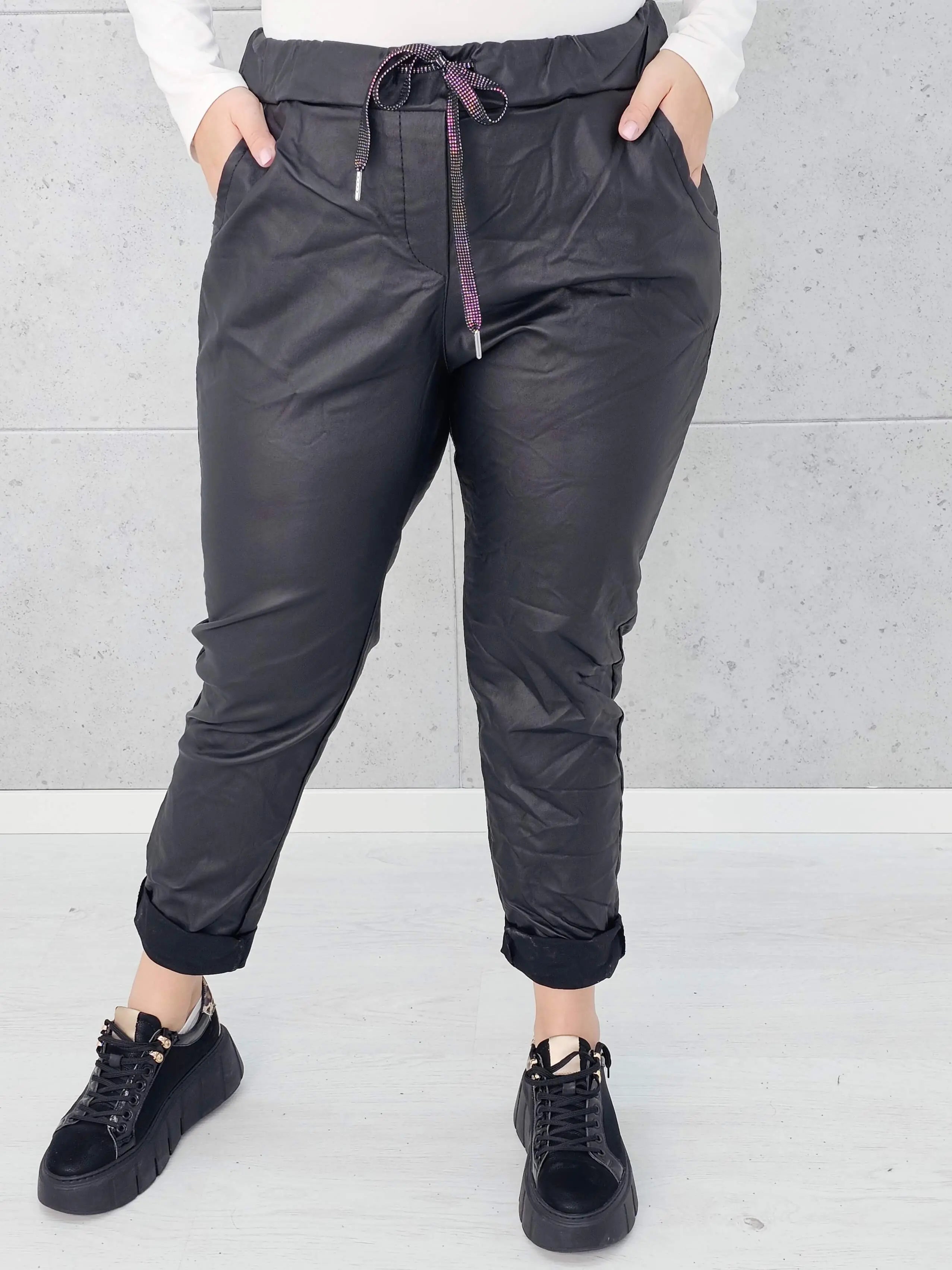 Spodnie z eko skóry plus size – stylowe, dopasowane i eleganckie spodnie XXL Stylowa XL