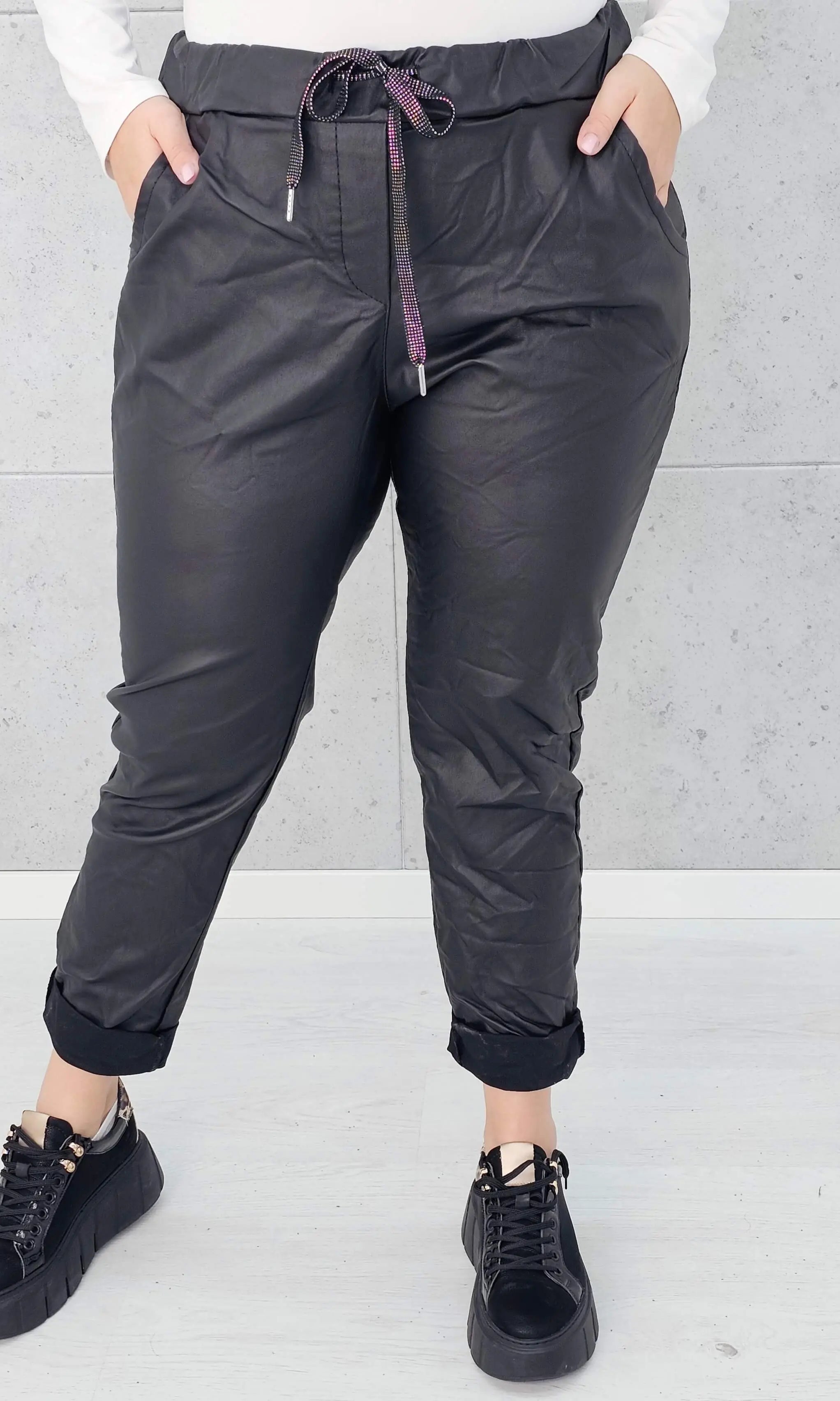 Spodnie z eko skóry plus size – stylowe, dopasowane i eleganckie spodnie XXL Stylowa XL