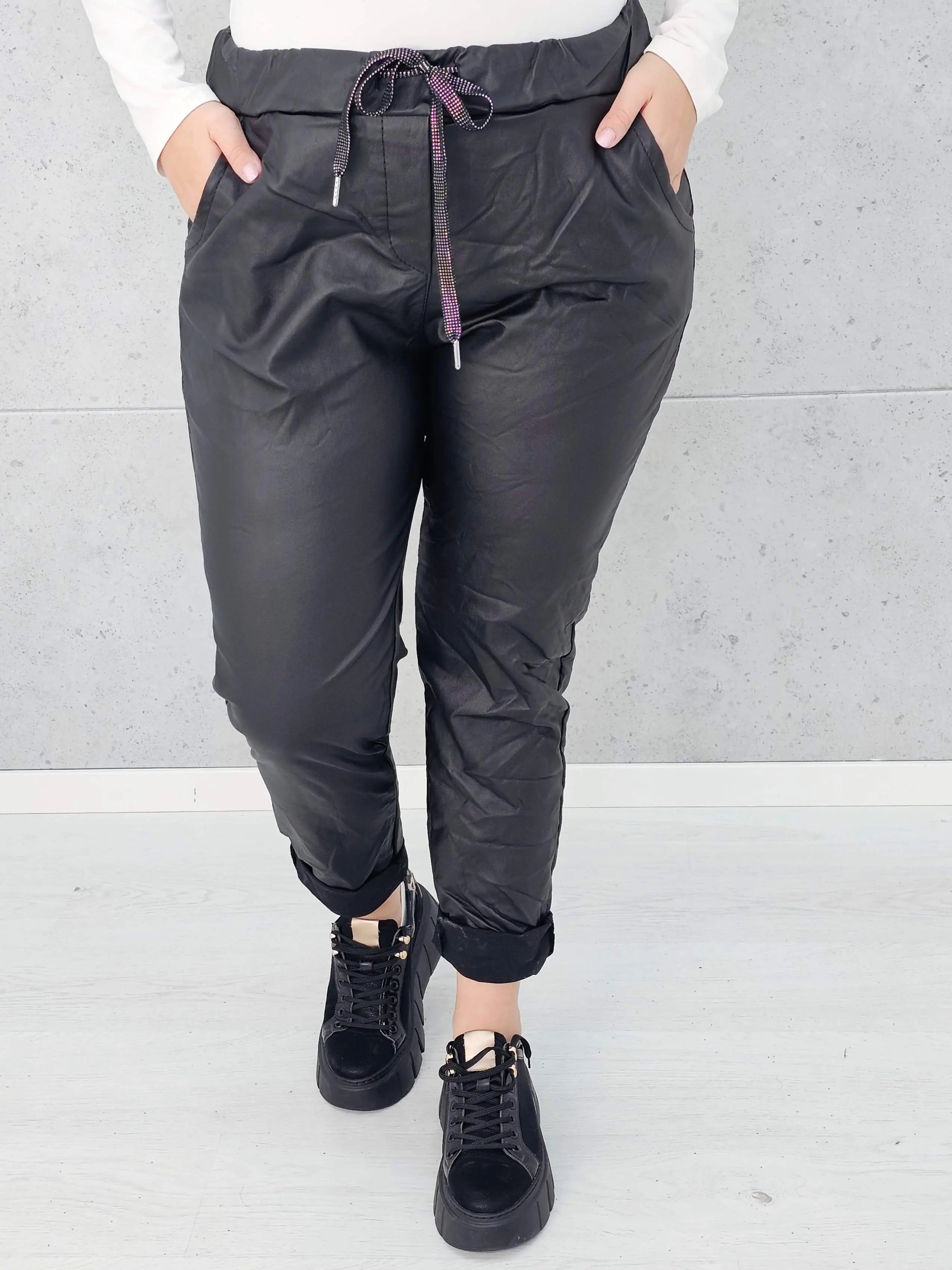 Spodnie z eko skóry plus size – stylowe, dopasowane i eleganckie spodnie XXL Stylowa XL