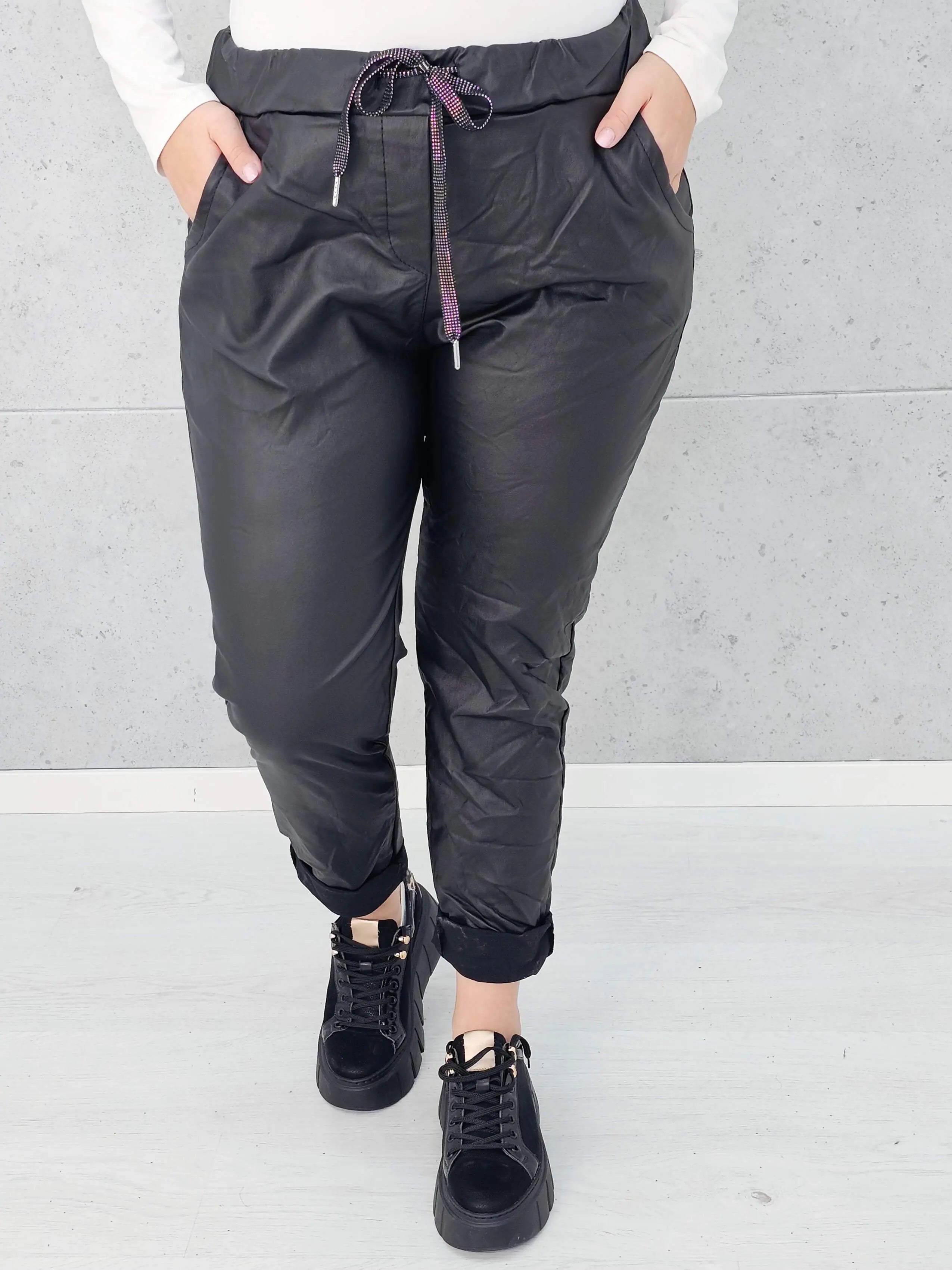 Spodnie z eko skóry plus size – stylowe, dopasowane i eleganckie spodnie XXL Stylowa XL