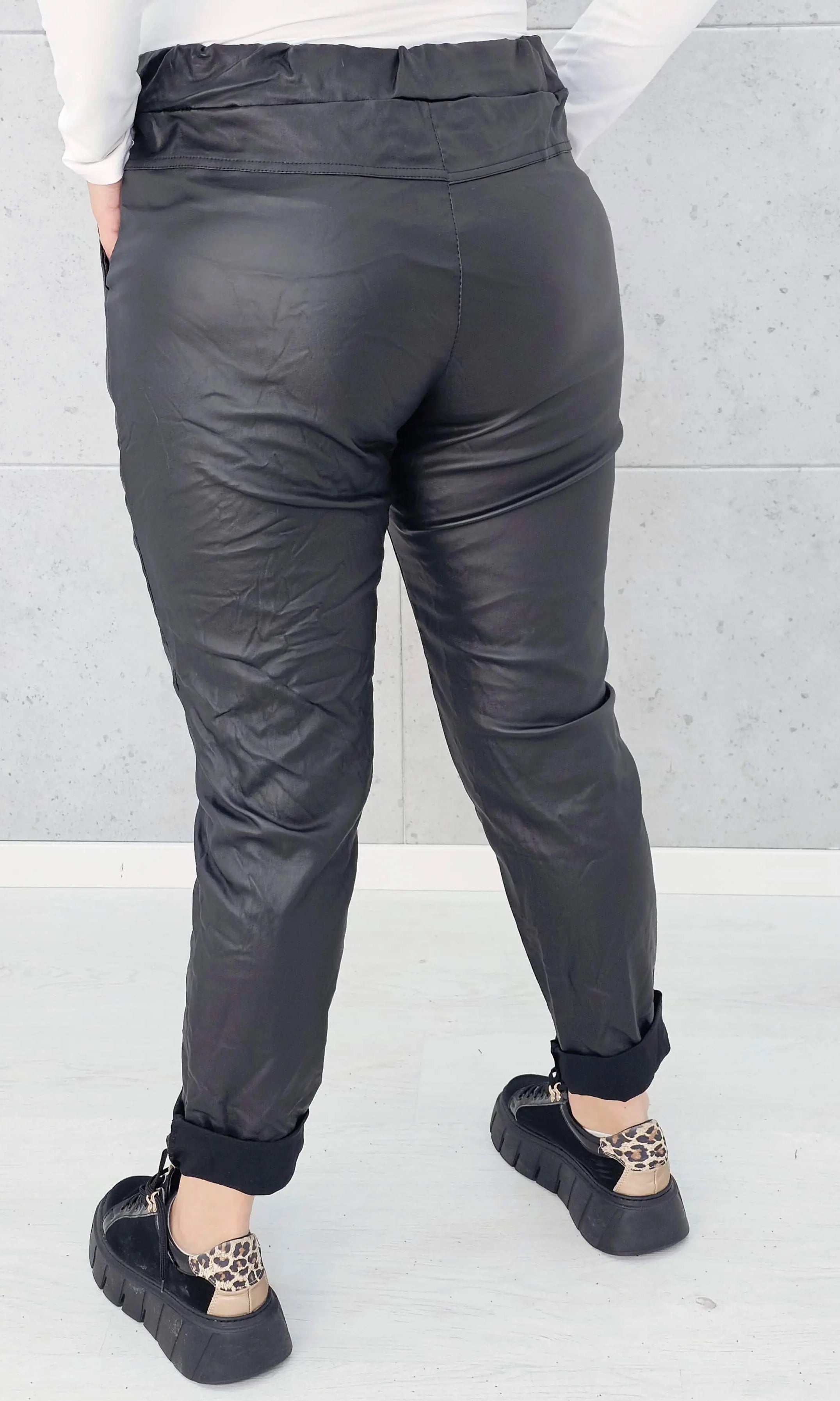 Spodnie z eko skóry plus size – stylowe, dopasowane i eleganckie spodnie XXL Stylowa XL