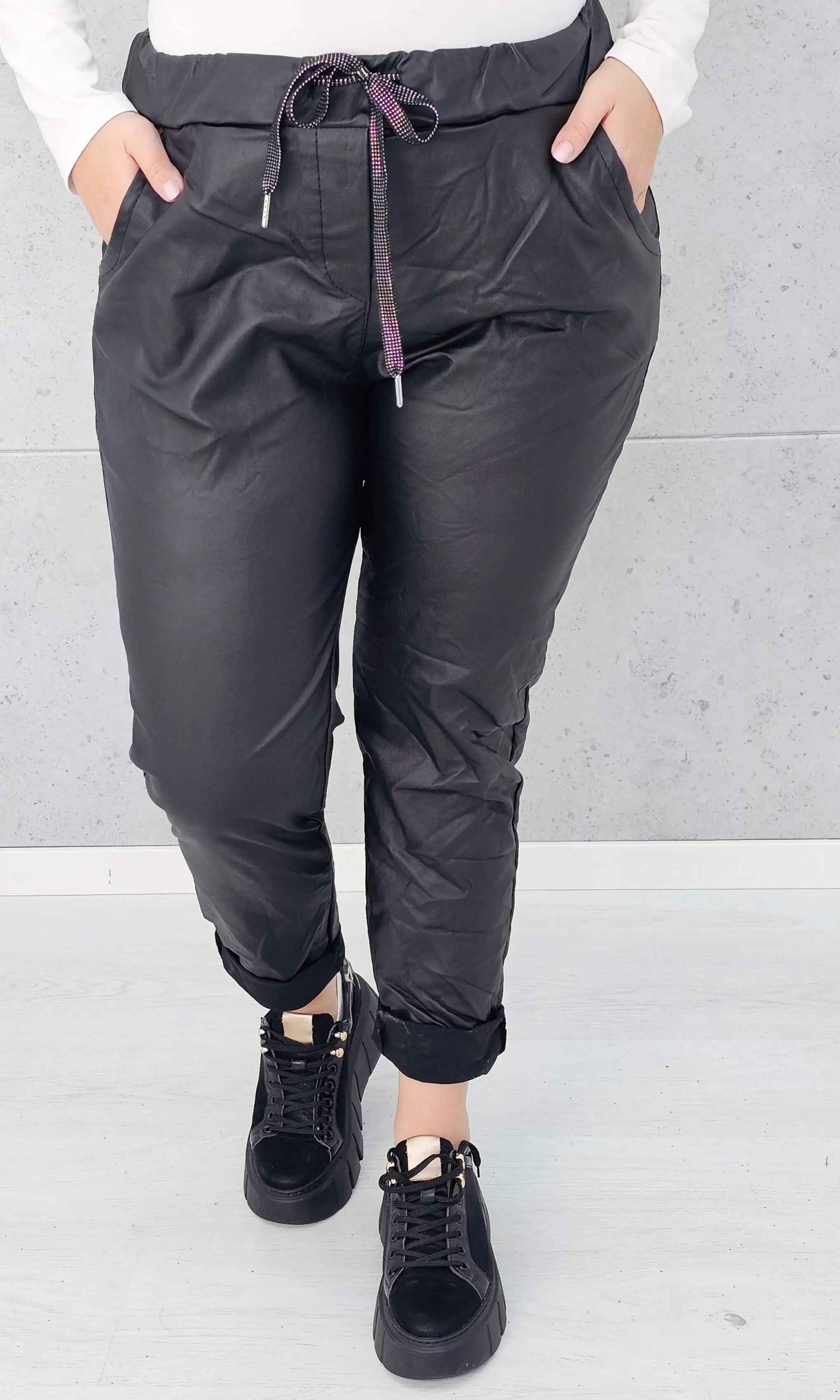 Spodnie z eko skóry plus size – stylowe, dopasowane i eleganckie spodnie XXL Stylowa XL