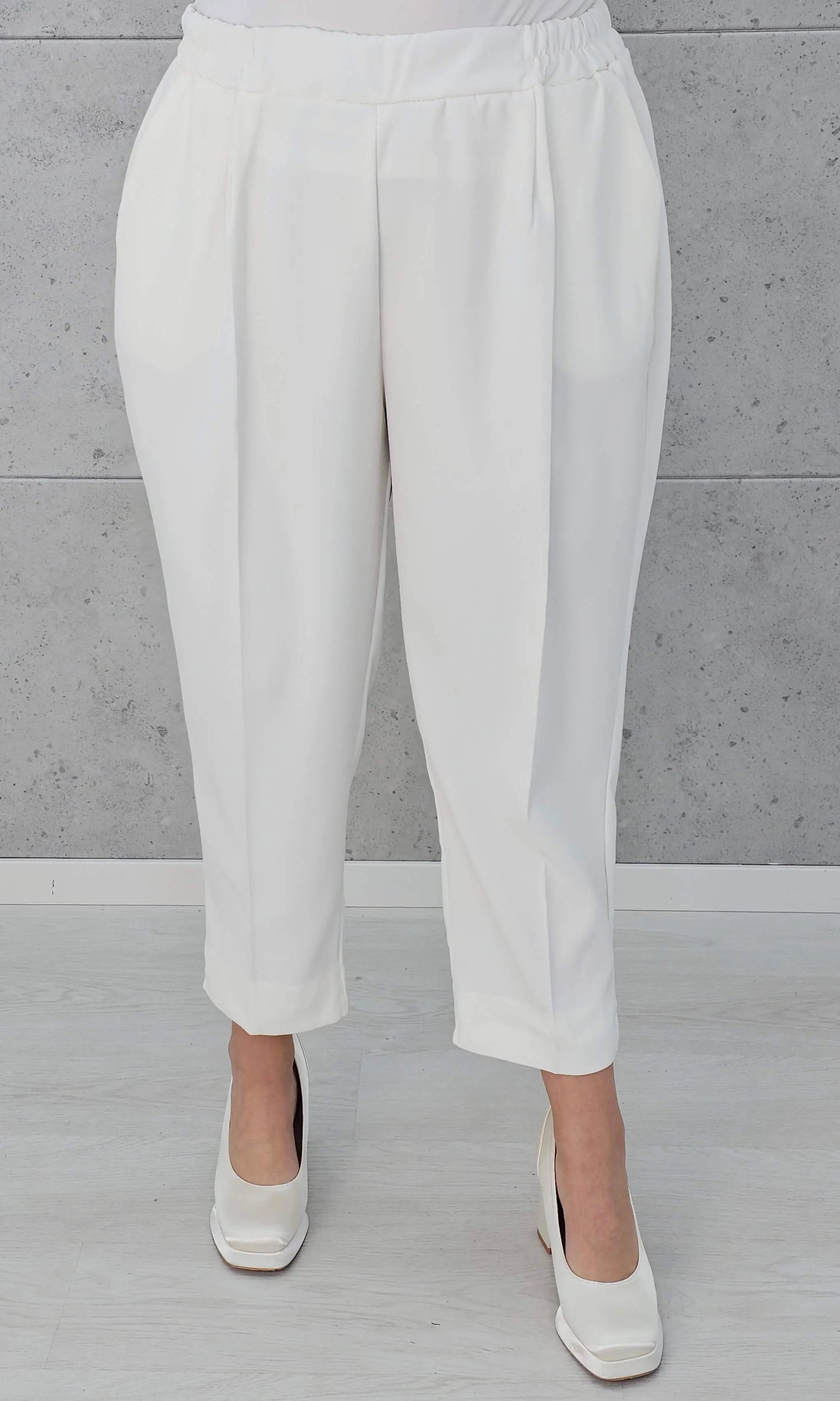 Spodnie z kantem i gumką w pasie Stylowa XL