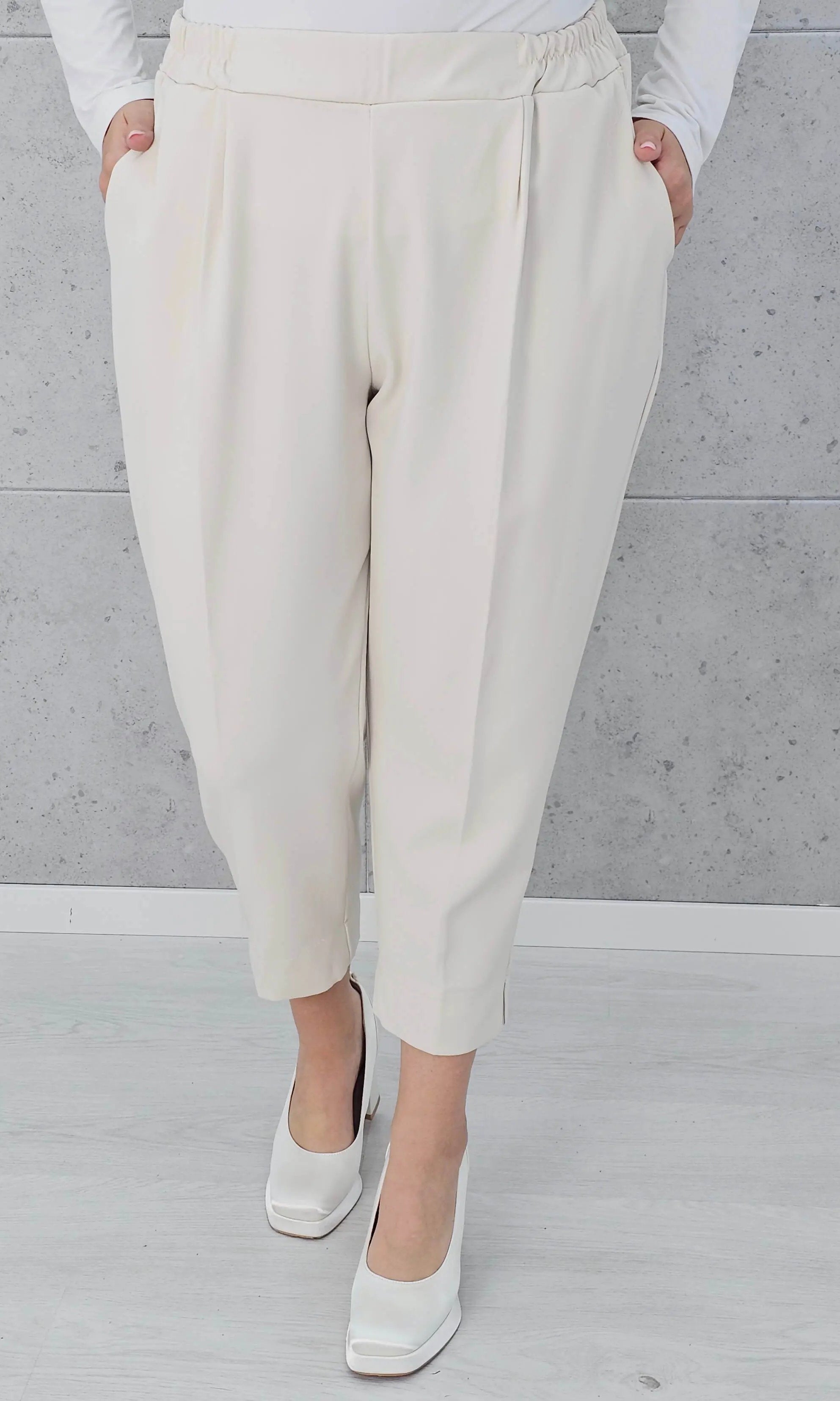 Spodnie z kantem i gumką w pasie Stylowa XL