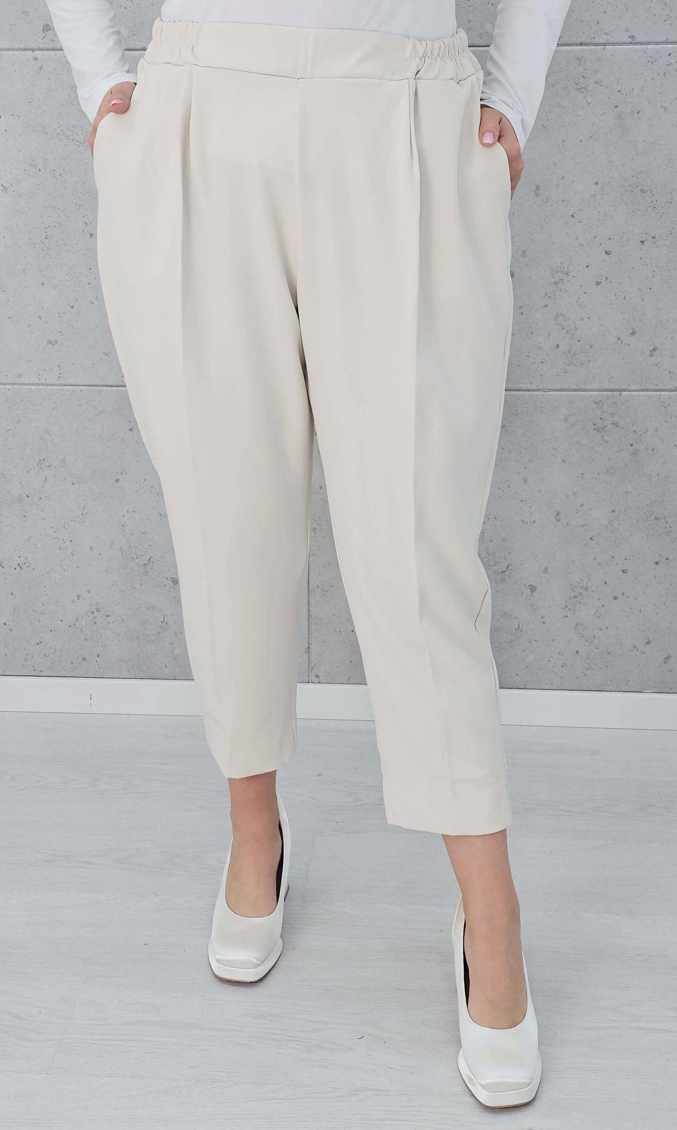 Spodnie z kantem i gumką w pasie Stylowa XL