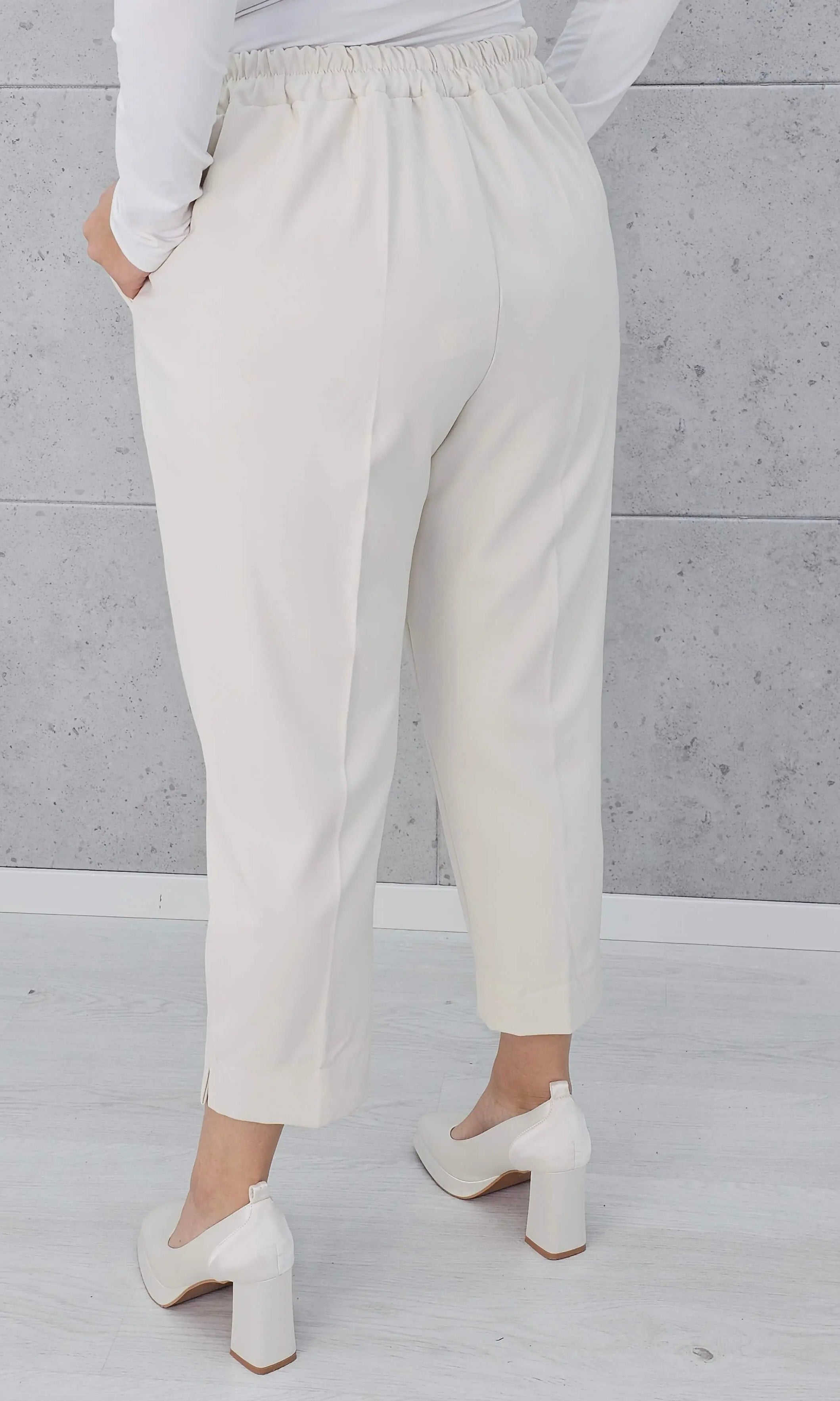 Spodnie z kantem i gumką w pasie Stylowa XL