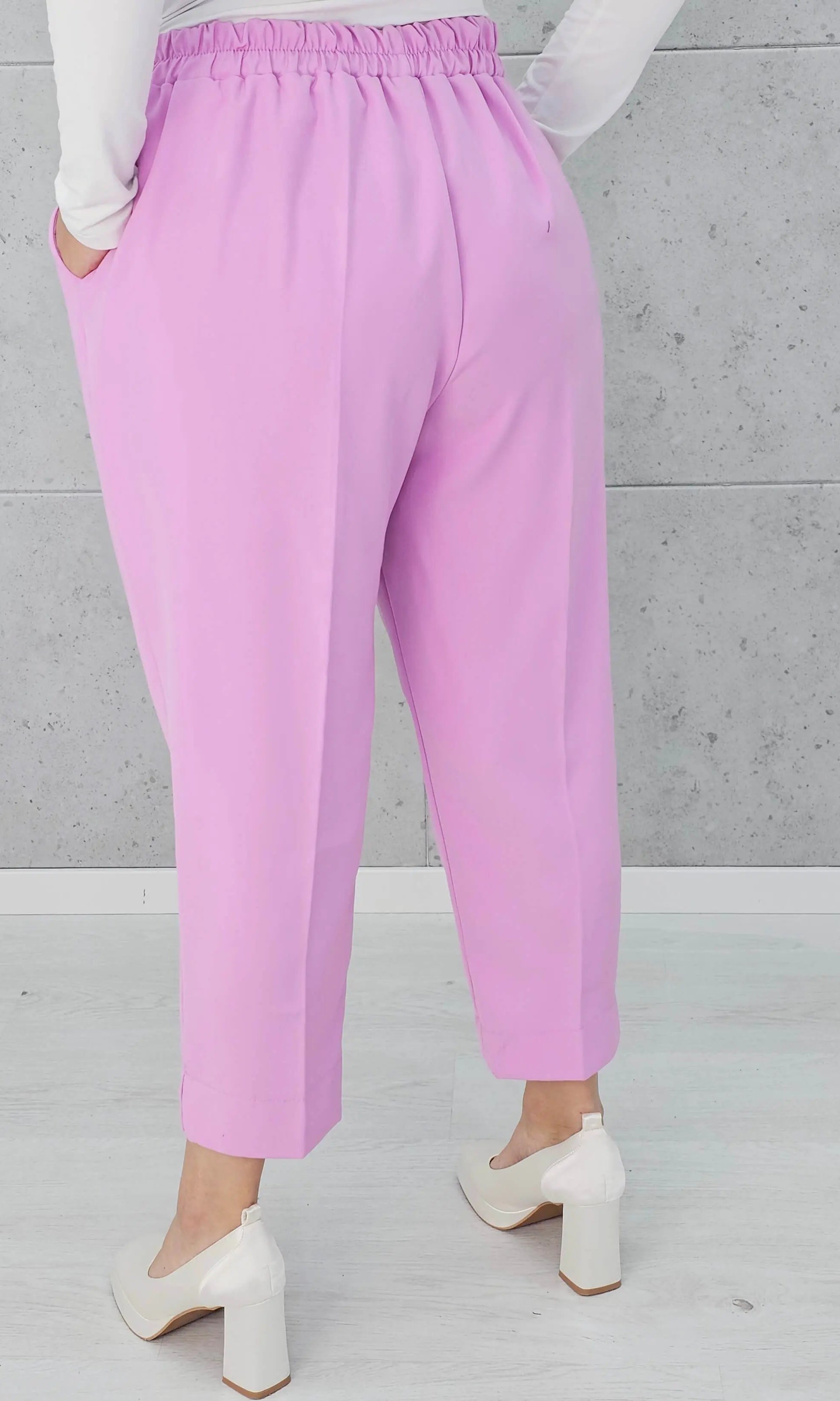 Spodnie z kantem i gumką w pasie Stylowa XL