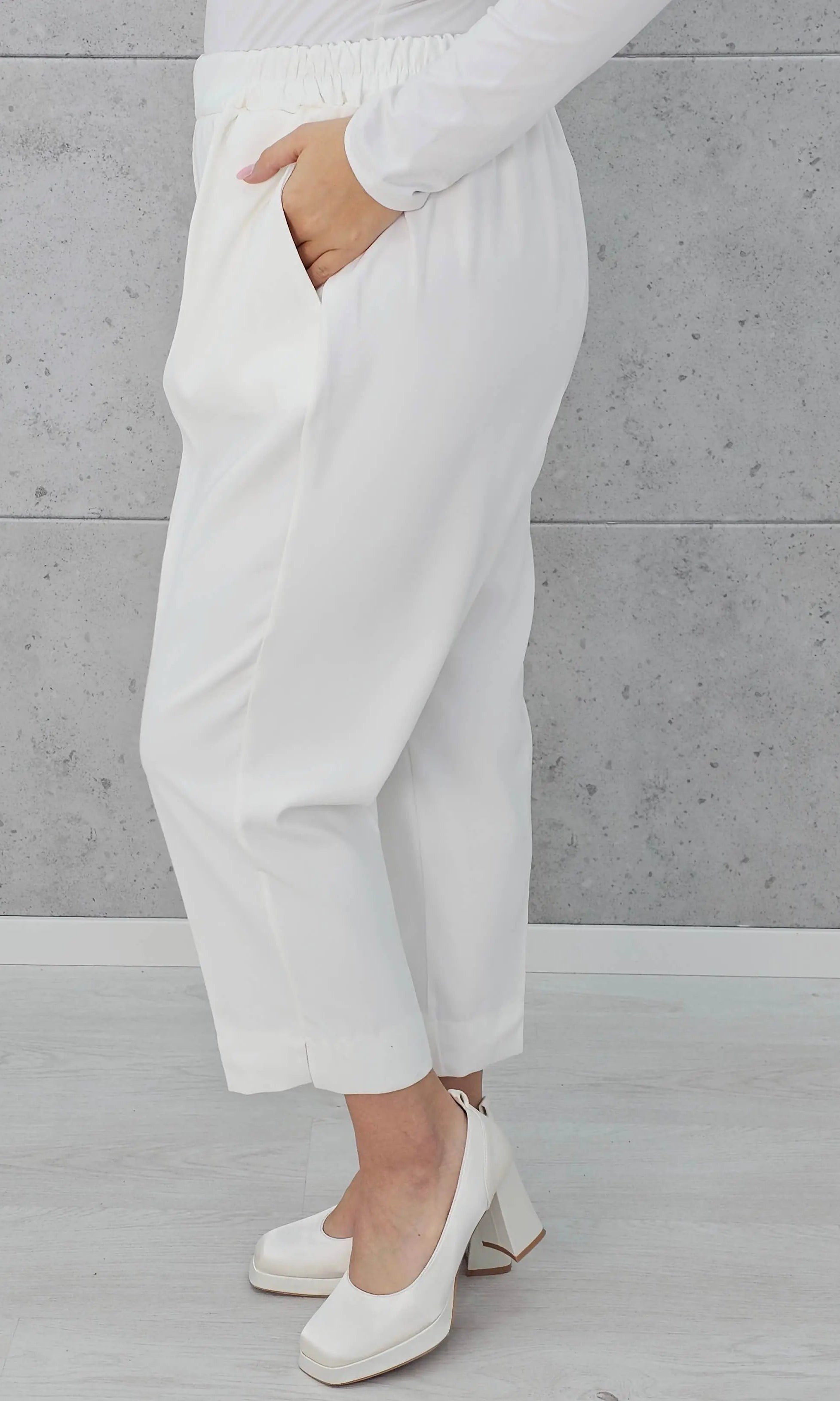 Spodnie z kantem i gumką w pasie Stylowa XL